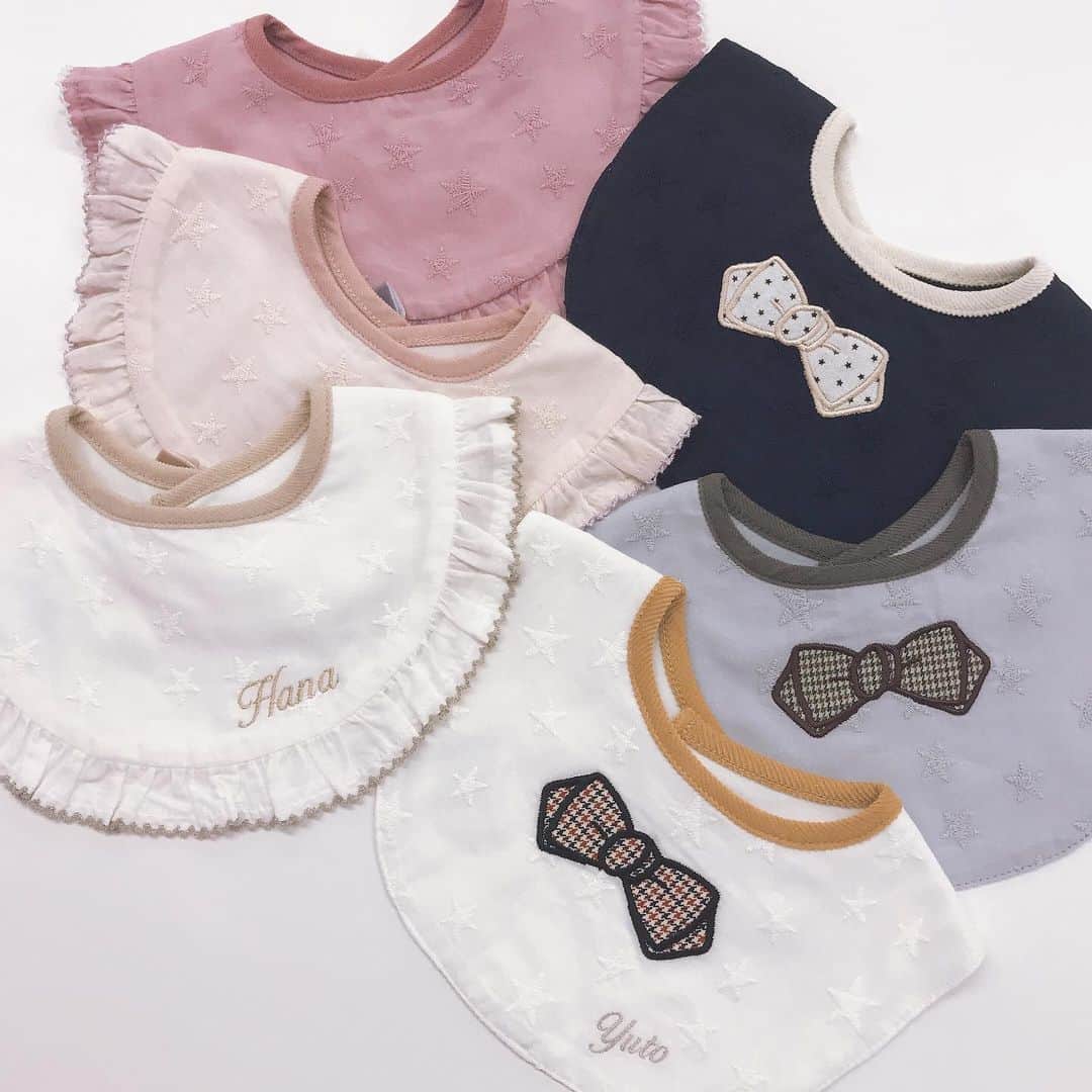petit mainさんのインスタグラム写真 - (petit mainInstagram)「.﻿ ☆BABY NAME ORDER☆﻿ ﻿ スタイにお名前を刺繍していただけるサービスはじめました♪﻿ 記念に、ギフトに、世界に1枚だけのスタイ作りませんか？﻿ ﻿ ガーリーなフリルスタイと蝶ネクタイ風がオシャレなデザインの２種類からお選びいただけます。カラーは各3色展開です。プチプラなので気軽にオーダーできちゃいます。﻿ ﻿ スタイ各 ¥1296﻿ 刺繍1枚につき ¥324﻿ (期間限定価格) ※キャンペーンは予告なく終了する場合がございます。予めご了承ください。 ○店頭限定　○税込価格﻿ ﻿ 詳しくはお近くのショップへお問い合わせ下さい。﻿ ﻿ #petitmain #プティマイン #petitmainコーデ #プティマインコーデ #キッズ #kids #kidswear #キッズウェア #子ども服 #kidsstyle #キッズスタイル #kidscoordinate #キッズコーデ #kidsfashion #キッズファッション #ママ #女の子ママ #女の子ママ予定 #男の子ママ #男の子ママ予定 #mybaby #baby #ベビー #ベビーコーデ #新生児 #newarrival #newarrivals #お名前刺繍 #名前刺繍 #スタイ」7月31日 19時26分 - petitmain_official