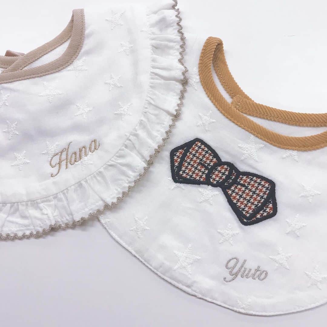 petit mainさんのインスタグラム写真 - (petit mainInstagram)「.﻿ ☆BABY NAME ORDER☆﻿ ﻿ スタイにお名前を刺繍していただけるサービスはじめました♪﻿ 記念に、ギフトに、世界に1枚だけのスタイ作りませんか？﻿ ﻿ ガーリーなフリルスタイと蝶ネクタイ風がオシャレなデザインの２種類からお選びいただけます。カラーは各3色展開です。プチプラなので気軽にオーダーできちゃいます。﻿ ﻿ スタイ各 ¥1296﻿ 刺繍1枚につき ¥324﻿ (期間限定価格) ※キャンペーンは予告なく終了する場合がございます。予めご了承ください。 ○店頭限定　○税込価格﻿ ﻿ 詳しくはお近くのショップへお問い合わせ下さい。﻿ ﻿ #petitmain #プティマイン #petitmainコーデ #プティマインコーデ #キッズ #kids #kidswear #キッズウェア #子ども服 #kidsstyle #キッズスタイル #kidscoordinate #キッズコーデ #kidsfashion #キッズファッション #ママ #女の子ママ #女の子ママ予定 #男の子ママ #男の子ママ予定 #mybaby #baby #ベビー #ベビーコーデ #新生児 #newarrival #newarrivals #お名前刺繍 #名前刺繍 #スタイ」7月31日 19時26分 - petitmain_official
