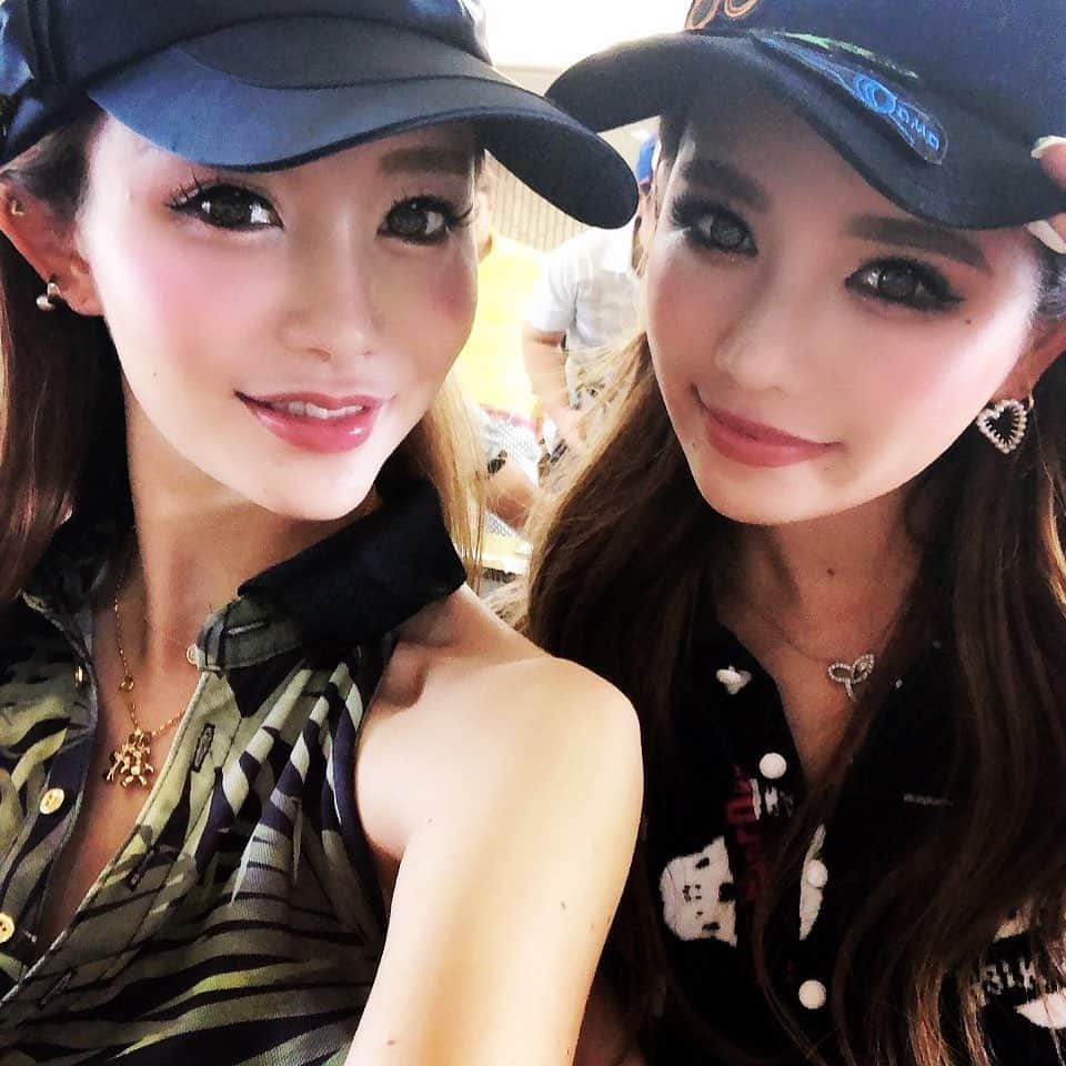 皇咲あゆさんのインスタグラム写真 - (皇咲あゆInstagram)「． ． 炎天下の中のゴルフ🏌️‍♀️⛳️🏌️‍♂️ コンペはお久しぶりだったけどやっぱり楽しかった🤟🏼💕 暑過ぎて後半3.4ホール記憶ない🤪スコア118🤪 好きなウェアとかこの日着てたウェアの質問多かったけど サリーが持ってるウェアの9割が マークアンドロナです☠️❤️❤️❤️ ． #golf⛳️#熱中症予備軍すぎた#マークアンドロナ#🏌️‍♀️」7月31日 19時26分 - sally.0970