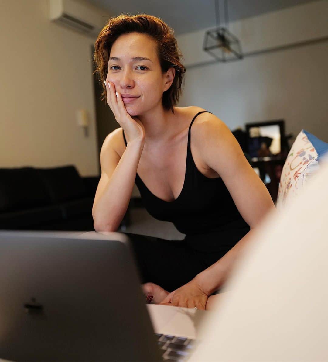Livさんのインスタグラム写真 - (LivInstagram)「You thought I was at the beach, but this is the real “work from home” look. I launched @fitsphere_bylivlo in Jan but I grew fast and the need for products, articles, & more programs has risen. Wow! Can’t believe this growth too, so working day-to-day to tie all this up into a pretty new website. Coming soon! www.fit-sphere.com 📸: @henrygolding #fitsphere」7月31日 19時26分 - livlogolding