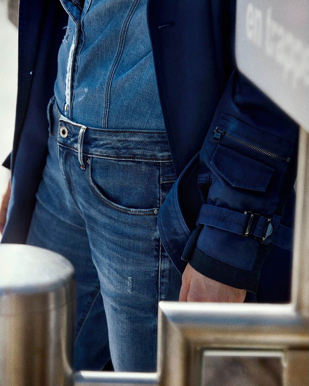 ジースター ロゥさんのインスタグラム写真 - (ジースター ロゥInstagram)「Denim on denim – The Classic Trench and 3301 straight jeans from our latest collection. Tap to shop. #GStarRAW #newarrivals」7月31日 19時27分 - gstarraw