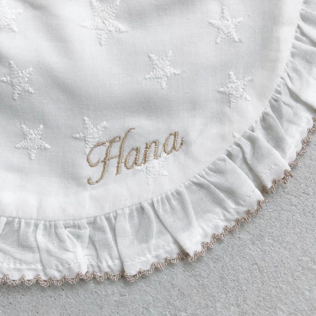 petit mainさんのインスタグラム写真 - (petit mainInstagram)「.﻿ ☆BABY NAME ORDER☆﻿ ﻿ スタイにお名前を刺繍していただけるサービスはじめました♪﻿ 記念に、ギフトに、世界に1枚だけのスタイ作りませんか？﻿ ﻿ フリルたっぷりのスタイはベビちゃんの表情をさらに明るく見せてくれそう。上品なデザインはお出かけにもぴったりです♪﻿ ﻿ スタイ各 ¥1296﻿ 刺繍1枚につき ¥324﻿ (期間限定価格) ※キャンペーンは予告なく終了する場合がございます。予めご了承ください。 ○店頭限定　○税込価格﻿ ﻿ 詳しくはお近くのショップへお問い合わせ下さい。﻿ ﻿ #petitmain #プティマイン #petitmainコーデ #プティマインコーデ #キッズ #kids #kidswear #キッズウェア #子ども服 #kidsstyle #キッズスタイル #kidscoordinate #キッズコーデ #kidsfashion #キッズファッション #ママ #女の子ママ #女の子ママ予定 #男の子ママ #男の子ママ予定 #mybaby #baby #ベビー #ベビーコーデ #新生児 #newarrival #newarrivals #お名前刺繍 #名前刺繍 #スタイ」7月31日 19時28分 - petitmain_official
