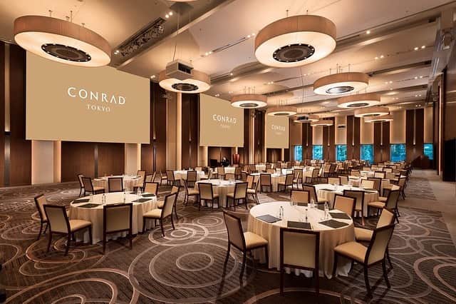 Conrad Tokyoさんのインスタグラム写真 - (Conrad TokyoInstagram)「最新鋭のAV機器がそろう大・中・小、計5つの宴会場と3つの会議室は、スクール、シアターから正餐、レセプションまでさまざまなスタイルでご利用いただけます。 http://ow.ly/UW0830hZboS Enjoy flexible venues, elegant design and modern technology in a downtown skyscraper hotel. #コンラッド東京 #ホテル #汐留 #東京 #日本 #新橋 #銀座 #宴会場 #会議室 #宴会 #ミーティング #ConradTokyo #Conrad135 #StayInspired #Conrad #hotel #Tokyo #Japan #Shinbashi #banquet #meeting」7月31日 18時03分 - conrad_tokyo