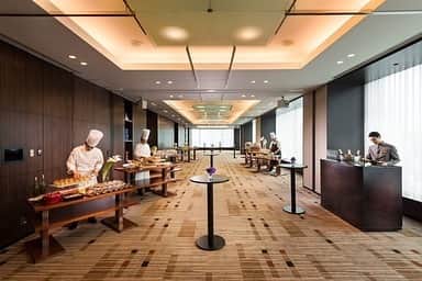 Conrad Tokyoさんのインスタグラム写真 - (Conrad TokyoInstagram)「最新鋭のAV機器がそろう大・中・小、計5つの宴会場と3つの会議室は、スクール、シアターから正餐、レセプションまでさまざまなスタイルでご利用いただけます。 http://ow.ly/UW0830hZboS Enjoy flexible venues, elegant design and modern technology in a downtown skyscraper hotel. #コンラッド東京 #ホテル #汐留 #東京 #日本 #新橋 #銀座 #宴会場 #会議室 #宴会 #ミーティング #ConradTokyo #Conrad135 #StayInspired #Conrad #hotel #Tokyo #Japan #Shinbashi #banquet #meeting」7月31日 18時03分 - conrad_tokyo