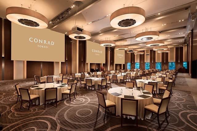 Conrad Tokyoのインスタグラム：「最新鋭のAV機器がそろう大・中・小、計5つの宴会場と3つの会議室は、スクール、シアターから正餐、レセプションまでさまざまなスタイルでご利用いただけます。 http://ow.ly/UW0830hZboS Enjoy flexible venues, elegant design and modern technology in a downtown skyscraper hotel. #コンラッド東京 #ホテル #汐留 #東京 #日本 #新橋 #銀座 #宴会場 #会議室 #宴会 #ミーティング #ConradTokyo #Conrad135 #StayInspired #Conrad #hotel #Tokyo #Japan #Shinbashi #banquet #meeting」