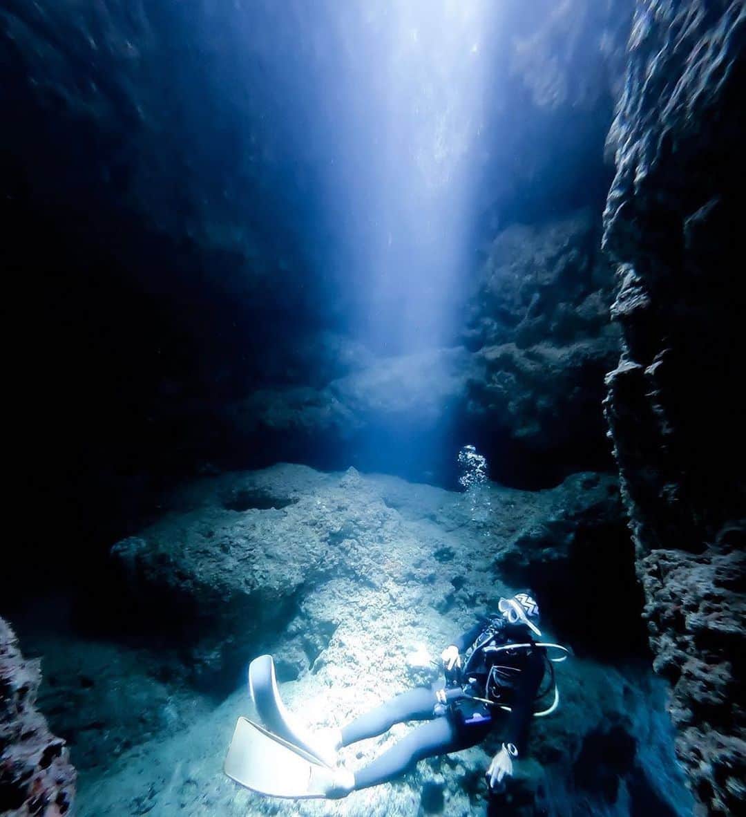 Be.okinawaさんのインスタグラム写真 - (Be.okinawaInstagram)「A spotlight falls on a diver exploring the mysteries of the ocean floor of Irabu Island. 📷:@black_fotografia_  #irabuisland #miyakojimacity #伊良部島 #宮古島市 #이라부섬 #미야코지마시 #光の滝 #ダイビング #underwaterphoto #diving #beokinawa #visitokinawa」7月31日 17時57分 - visitokinawajapan