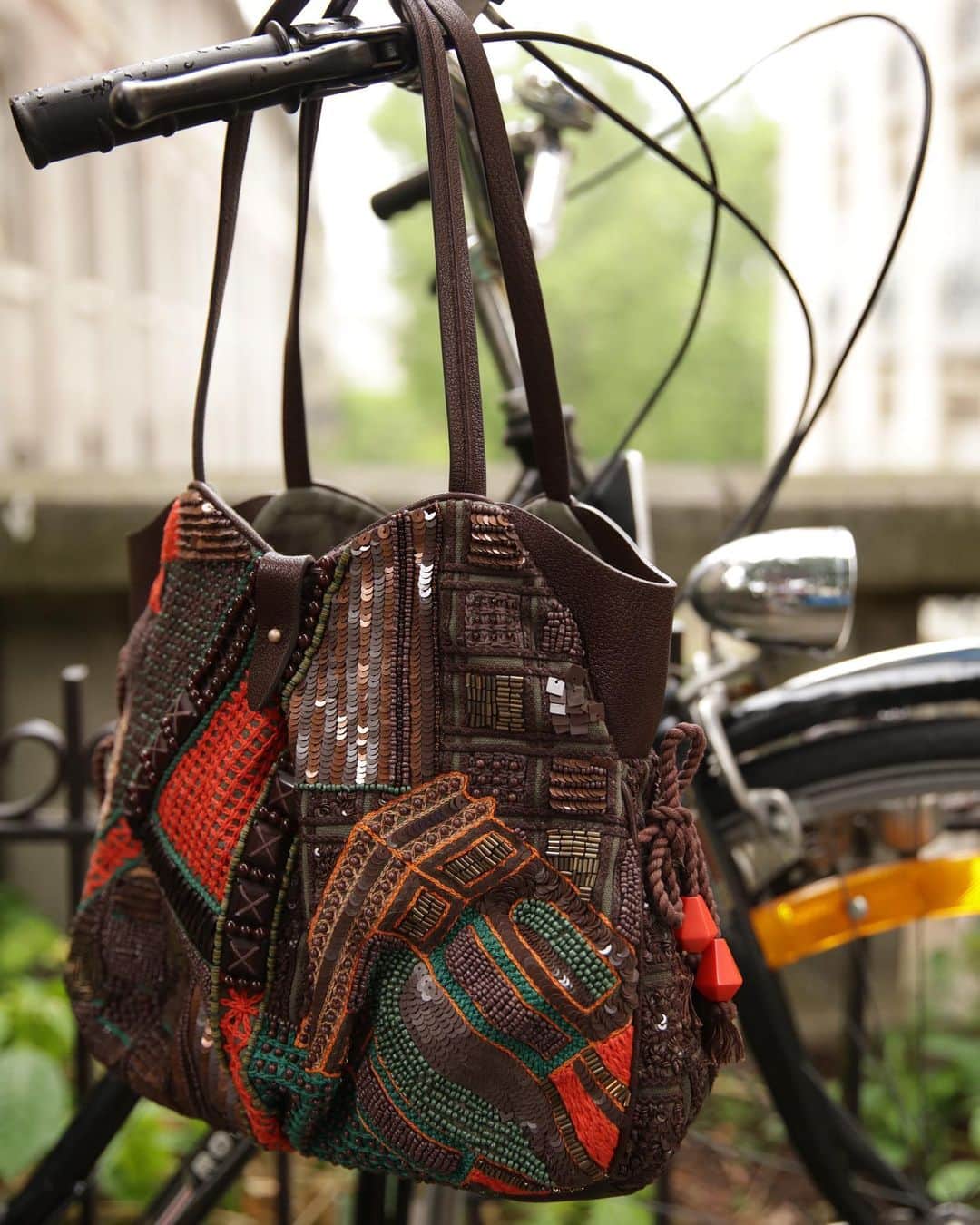 ジャマンピュエッシュのインスタグラム：「The architecture of Paris and it’s great monuments is abstracted through a brilliant mix of hand-embroidered and subtle interplay of colors and textures.  #jaminpuech #paris #fashion #bag #style」