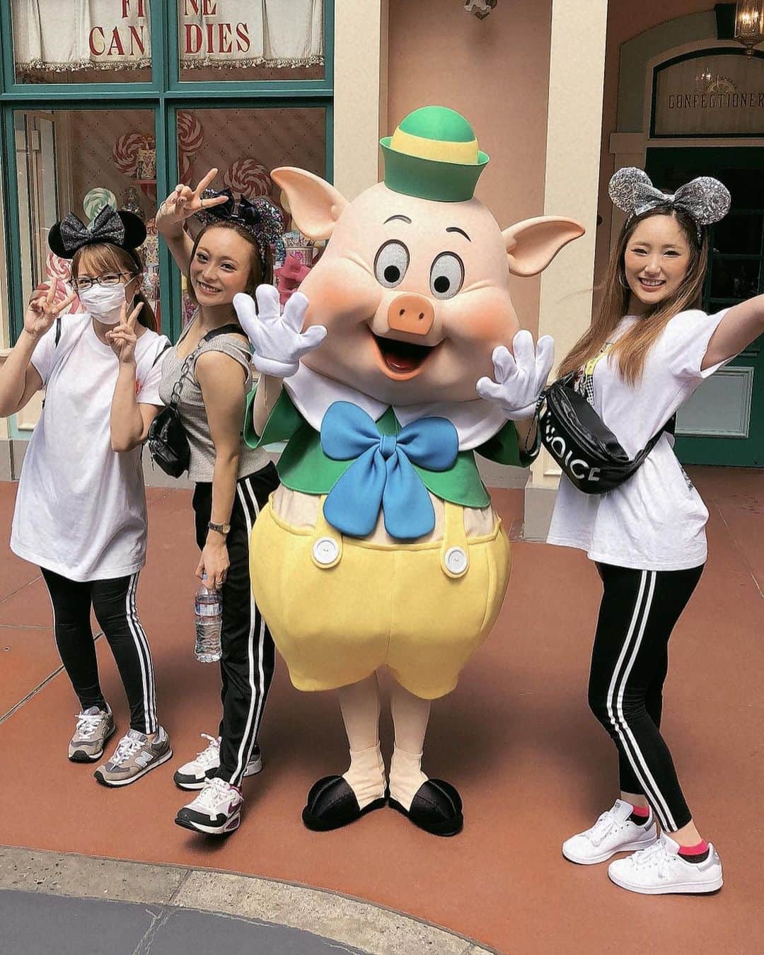 ハピネス笑舞のインスタグラム：「東京たのちかった🥺️️💕 最高に楽しいメンバーでした🤭！ 次は大阪に行きたいね🥰  #smile#love#fashion#girl#六本木#銀座#歌舞伎#北新地#中洲#すすきの#大阪#北海道#キャバ嬢#長谷川笑舞#バルセロナ#桃李#おっぱい#巨乳#キャバ嬢と繋がりたい#カジュアル#ショートヘア#仲良し#ジム#バースデー#札幌#劇団桃李#happiness#hカップ#ダイエット#diet」