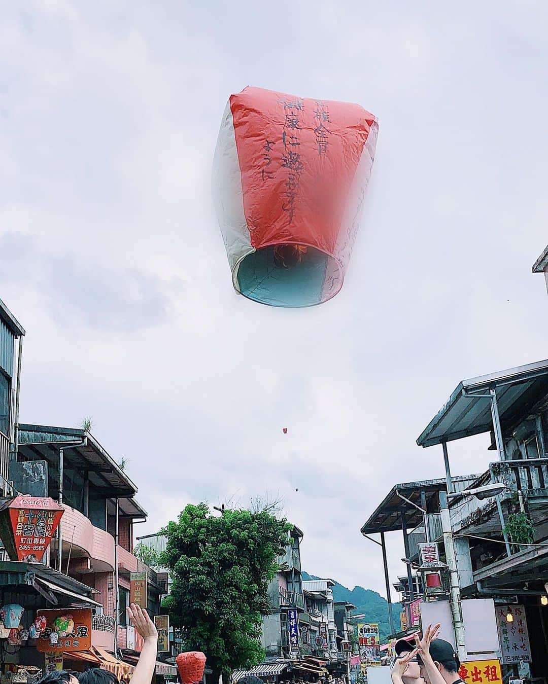 Remiさんのインスタグラム写真 - (RemiInstagram)「sky lantern in Shifen, Taiwan🏮 台湾名物、十分のランタン飛ばし。 色ごとに健康運、恋愛運、金運、仕事運など決まったテーマの願い事を書いて空へ飛ばしました✨ 一瞬だけど忘れられない思い出になりました☺️ ランタンをあげる線路は普通に電車が通っていて、息子は間近を通る電車に目を輝かせていました🛤🥺 . .  #十分天燈 #十分 #台湾 #十分老街  #台湾子連れ旅 #台湾旅行 #子連れ旅 #taiwa #shifen #skylantern #LOVETABI #LOVETABIMama」7月31日 17時58分 - remi_912