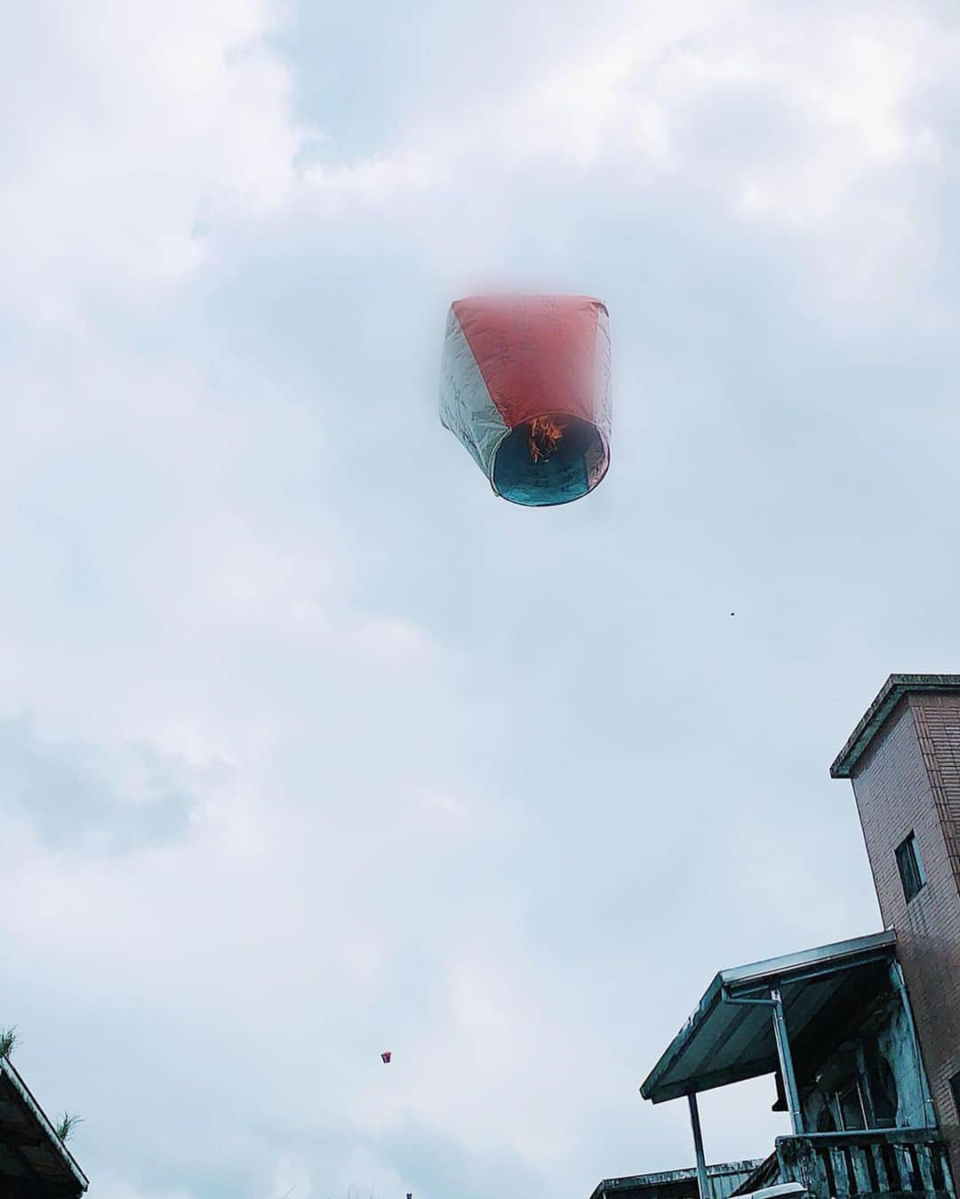 Remiさんのインスタグラム写真 - (RemiInstagram)「sky lantern in Shifen, Taiwan🏮 台湾名物、十分のランタン飛ばし。 色ごとに健康運、恋愛運、金運、仕事運など決まったテーマの願い事を書いて空へ飛ばしました✨ 一瞬だけど忘れられない思い出になりました☺️ ランタンをあげる線路は普通に電車が通っていて、息子は間近を通る電車に目を輝かせていました🛤🥺 . .  #十分天燈 #十分 #台湾 #十分老街  #台湾子連れ旅 #台湾旅行 #子連れ旅 #taiwa #shifen #skylantern #LOVETABI #LOVETABIMama」7月31日 17時58分 - remi_912