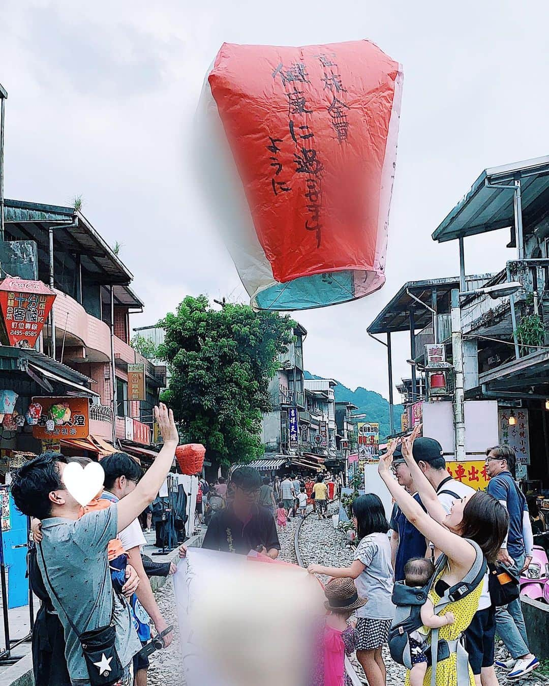 Remiさんのインスタグラム写真 - (RemiInstagram)「sky lantern in Shifen, Taiwan🏮 台湾名物、十分のランタン飛ばし。 色ごとに健康運、恋愛運、金運、仕事運など決まったテーマの願い事を書いて空へ飛ばしました✨ 一瞬だけど忘れられない思い出になりました☺️ ランタンをあげる線路は普通に電車が通っていて、息子は間近を通る電車に目を輝かせていました🛤🥺 . .  #十分天燈 #十分 #台湾 #十分老街  #台湾子連れ旅 #台湾旅行 #子連れ旅 #taiwa #shifen #skylantern #LOVETABI #LOVETABIMama」7月31日 17時58分 - remi_912