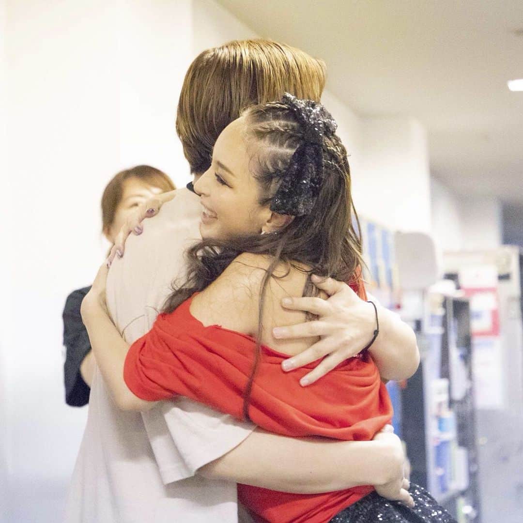 ミッチーのインスタグラム：「びっくり！びっくり！﻿ ﻿ 昨日の神奈川公演のライブ終わりにサプライズして頂いちゃったよう！びっくりしすぎて食べかけのサンドイッチ口から出るかと思ったよう！！笑﻿ 本当に嬉しい！泣﻿ ﻿ 姫ちゃん @a.you  はじめ、﻿ ご協力いただいたスタッフの皆様、出演者の皆様、本当にありがとうございました！！ ﻿※チラ見えしてるのはツリコねえさん ﻿ 写真撮ろうと思ったら﻿ ケーキ狙ってた子←﻿ いせき @emiiseki とひかる @hikaru__ito がいて一緒に写真撮ったよよよ﻿ ありがとう！！ ﻿ ﻿ ﻿ #TROUBLEツアー2019」