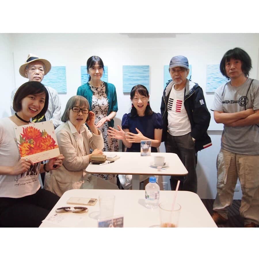 今村沙緒里のインスタグラム：「小渕ももさんの個展 オープニングでした★ わたしの隣が、ももさん。 作品も人柄もチャーミング❤︎ 今回は三浦海岸の海の作品。 3つの海と、ボヘミアンな釣り人がすき。 前回、須川まきこさんの個展の時に 集まったメンバーが、偶然集合！ みなさんイラストレーター✒️✨ (わたし以外…) 楽しいミラクルな1日でした🐠 @ Quo Vadis🐪 8/4 まで。 ・ #exhibition #illustration #illustrator #reunion #happy #quovadis #아트 #일러스트 #イラスト #個展 #イラストレーター #小渕ももさん #愉快なメンバー #楽しい夜」