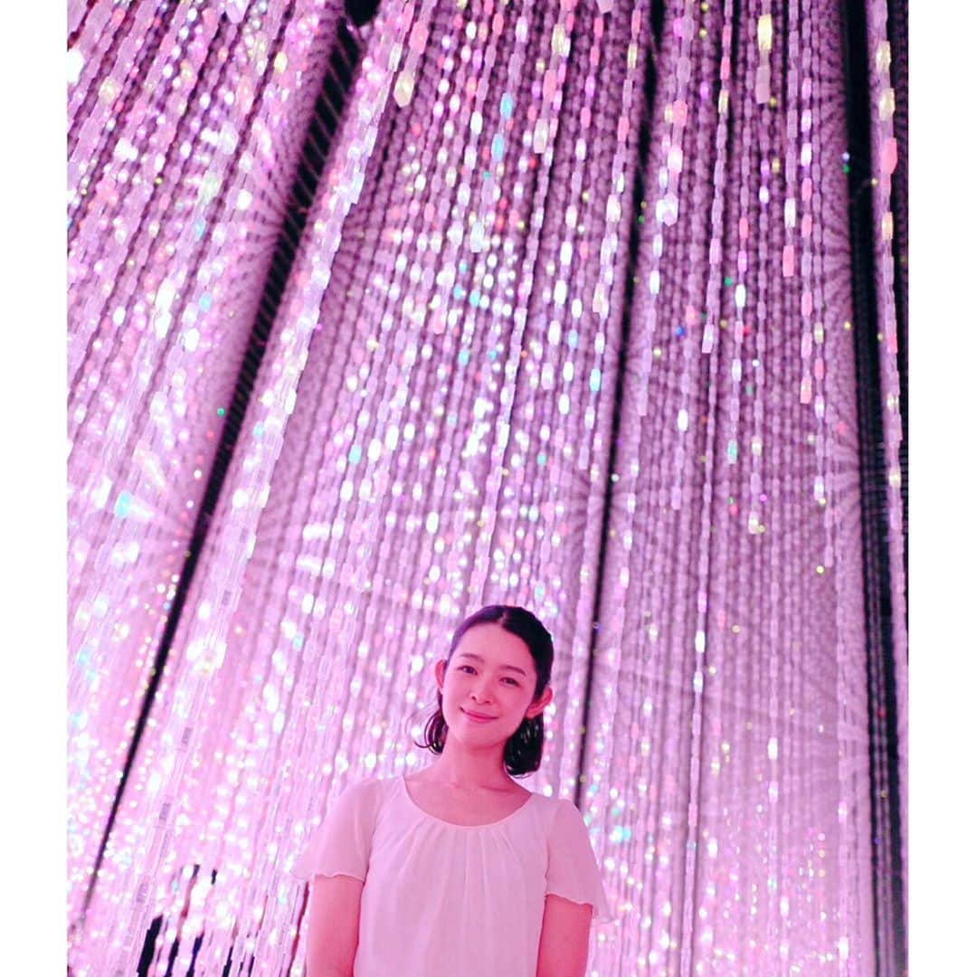 藤澤恵麻さんのインスタグラム写真 - (藤澤恵麻Instagram)「お台場のチームラボ ボーダレスに行ってきました。  ミュージアムの中は、様々な光で溢れ、とても美しい空間が広がっていて… 光と音が創り出す幻想的な雰囲気の中に身を置くと、日常を離れて遠い異次元にやってきたかのような不思議な気持ちになりました。  さて、8月1日朝7時からのEテレ「シャキーン！」で、私がナレーションを担当する「終わる瞬間」が再放送されます。 空港で飛行機の離発着に携わるグランドハンドリングスタッフというお仕事が終わる瞬間。 ダイナミックな映像と共にどうぞお楽しみ下さい。  #恵麻 #ema #teamLab #チームラボ #お台場 #光 #シャキーン！ #NHK #Eテレ #仕事 #終わる瞬間 #空港 #飛行機 #グランドハンドリングスタッフ #ナレーション」7月31日 18時01分 - ema_fujisawa_official
