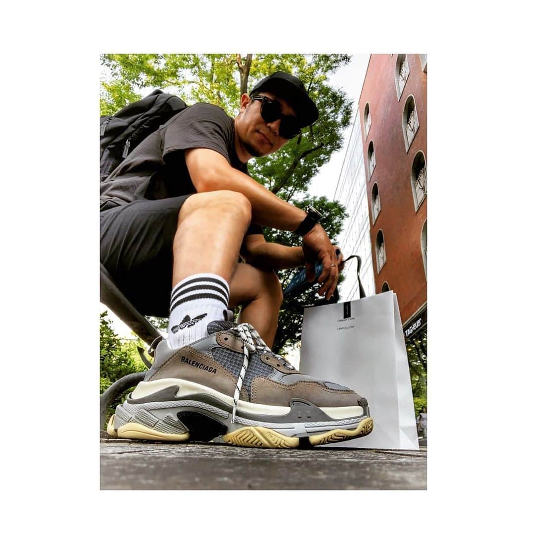 のインスタグラム：「#shopping #harajuku ⇒ #omotesando ⇒ #catstreet I bought two T-shirts. #キモ撮り #KIMODORI 風 #BALENCIAGA」