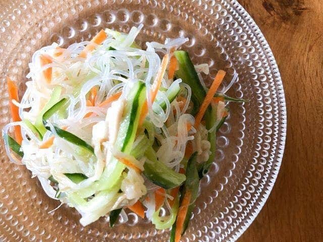 オリーブオイルライフさんのインスタグラム写真 - (オリーブオイルライフInstagram)「【鶏むね肉の春雨サラダ】 こんにちは、Akikoです。 今日は四十万さんのさっぱりと食べられる鶏肉のサラダをご紹介します。 塩麹とオリーブオイルでぱさつきがちな鶏肉がしっとり仕上がるそうですよ。 はるさめを使うので、多めに作って麺感覚でごはん代わりに食べるのもおすすめ。 ぜひお試しくださいね。 ・ 記事はこちらから！ https://oliveoillife.jp/recipe/8422/ ・ #オリーブオイル　#オリーブオイルライフ #鶏むね肉　#はるさめ　#塩麹　#レタス　#きゅうり #手料理#手作りごはん#今日のごはん #おいしい#料理#グルメ#クッキングラム#デリスタグラマー#レシピ#ごはん#おうちごはん#クッキング#いただきます#food#yammy#recipes#yummyfood#cooking#instafood#homemadefood#foodpic」7月31日 18時06分 - oliveoillife