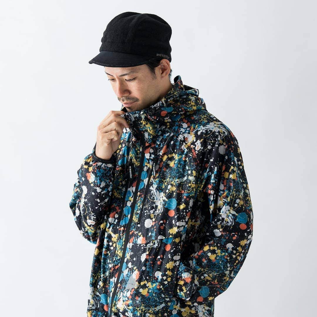 SUNDAY MOUNTAINさんのインスタグラム写真 - (SUNDAY MOUNTAINInstagram)「【カラフルなスプラッタープリントが目を惹く！and wanderのジャケット】 splatter print raschel rip jacket / #andwander color / multi black, multi white size / 4, 3 身長 / 174cm 普段着用サイズ / M  カラフルなスプラッタープリントをあしらったジャケット。ストレッチ性のあるラッセルのリップ素材を採用しているので動きを制限しないストレスフリーな着心地です。秋冬モデルですが薄手で脇下にベンチレーションもあるのでフェスの羽織などにもオールシーズンご着用いただけます。人と同じものを着たくない、個性派なあなたにおすすめの1着です。 【shop】  オンラインストア #sundaymountain でご注文いただけます。 公式ページ、楽天市場、Yahoo、Wowmaにて販売中。 ・平日14:30までのご注文で翌日配達。  #アウトドアミックス #コーデ #19春夏 #おしゃれキャンプ #サンデーマウンテン #アウトドアショップ #アウトドアファッション #outdoorfashion #アウトドアコーデ #アウトドアスタイル #アウトドアブランド #おしゃれコーデ #アウトドアデイ #アウトドア好き #ストリート系ファッション #アンドワンダー #ジャケット #アウトドアジャケット #おしゃれアウトドア #トレッキング #個性派ジャケット #スプラッタープリント」7月31日 18時08分 - sundaymountain