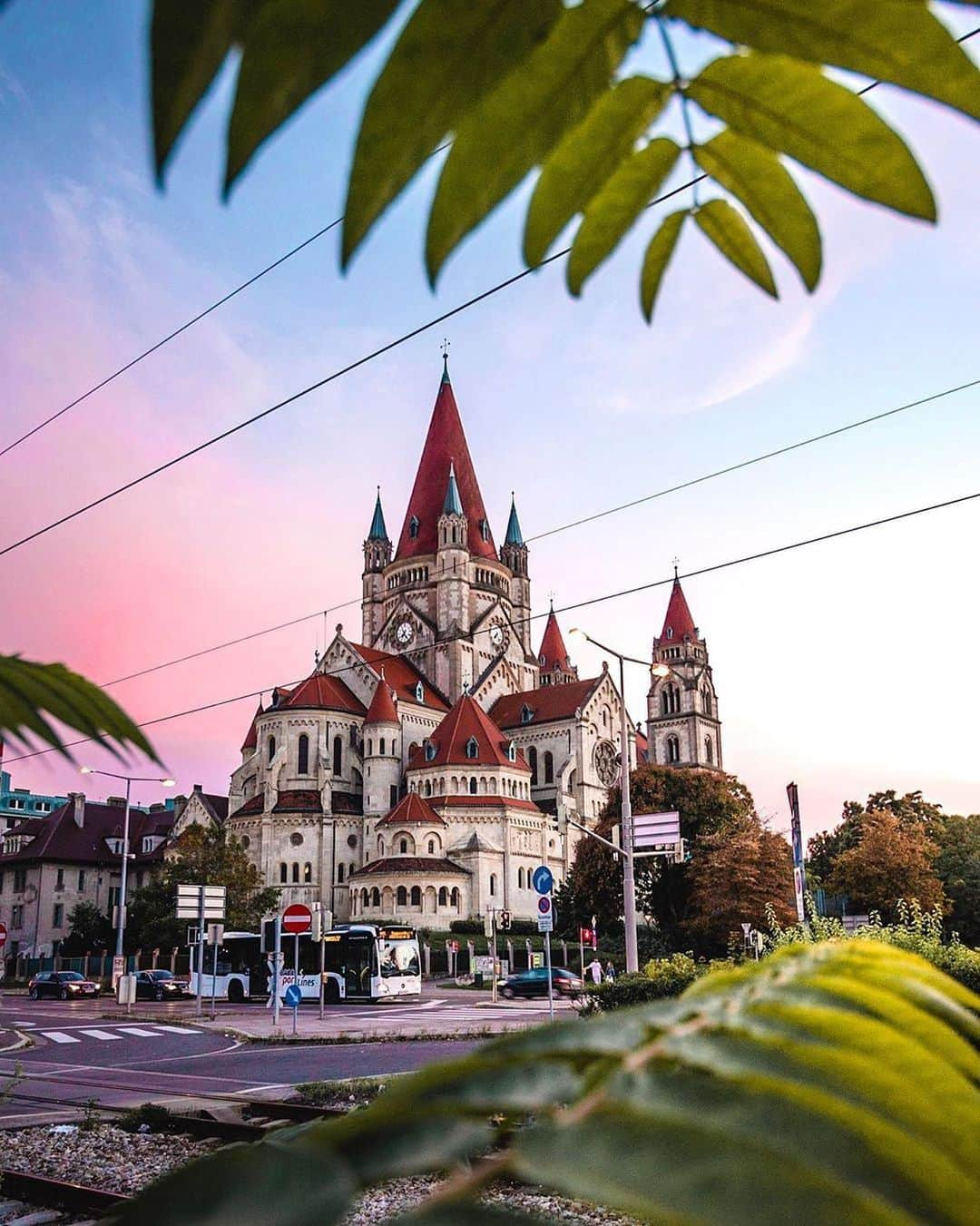 Wien | Viennaさんのインスタグラム写真 - (Wien | ViennaInstagram)「The mesmerising St. Franz von Assisi church is located at Mexikoplatz in the second Viennese district. The construction of the church celebrated the 50th anniversary of the reign of Emperor Franz Joseph I. - it was built from 1898 until 1910 and consecrated in 1913. Did you visit this church? 🌱🌇 by @its.jayjay #ViennaNow」7月31日 18時09分 - viennatouristboard