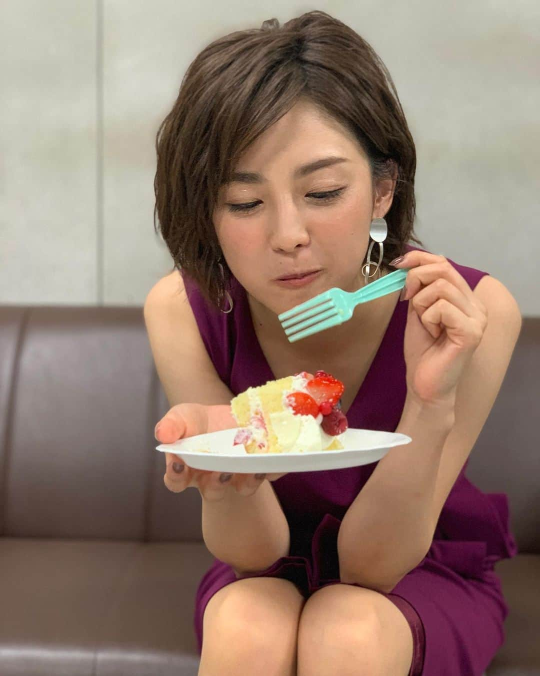 フジテレビアナウンサーさんのインスタグラム写真 - (フジテレビアナウンサーInstagram)「先日S-PARK内のFNNニュースを代行したときのこと。 S-PARKが終わる頃には日付変わって7月29日になっておりました🙋‍♀️ そう、#宮司愛海生誕祭 です🎂  反省会おわりにケーキをもぐもぐしていたので、正面から。特等席です。 今年は頼りがいのある女性になりたいそうです。  お誕生日おめでとう😎  #フジテレビアナウンサー #SPARK #宮司愛海  #新美ののぞき見 #新美有加」7月31日 18時20分 - fujitv_announcer