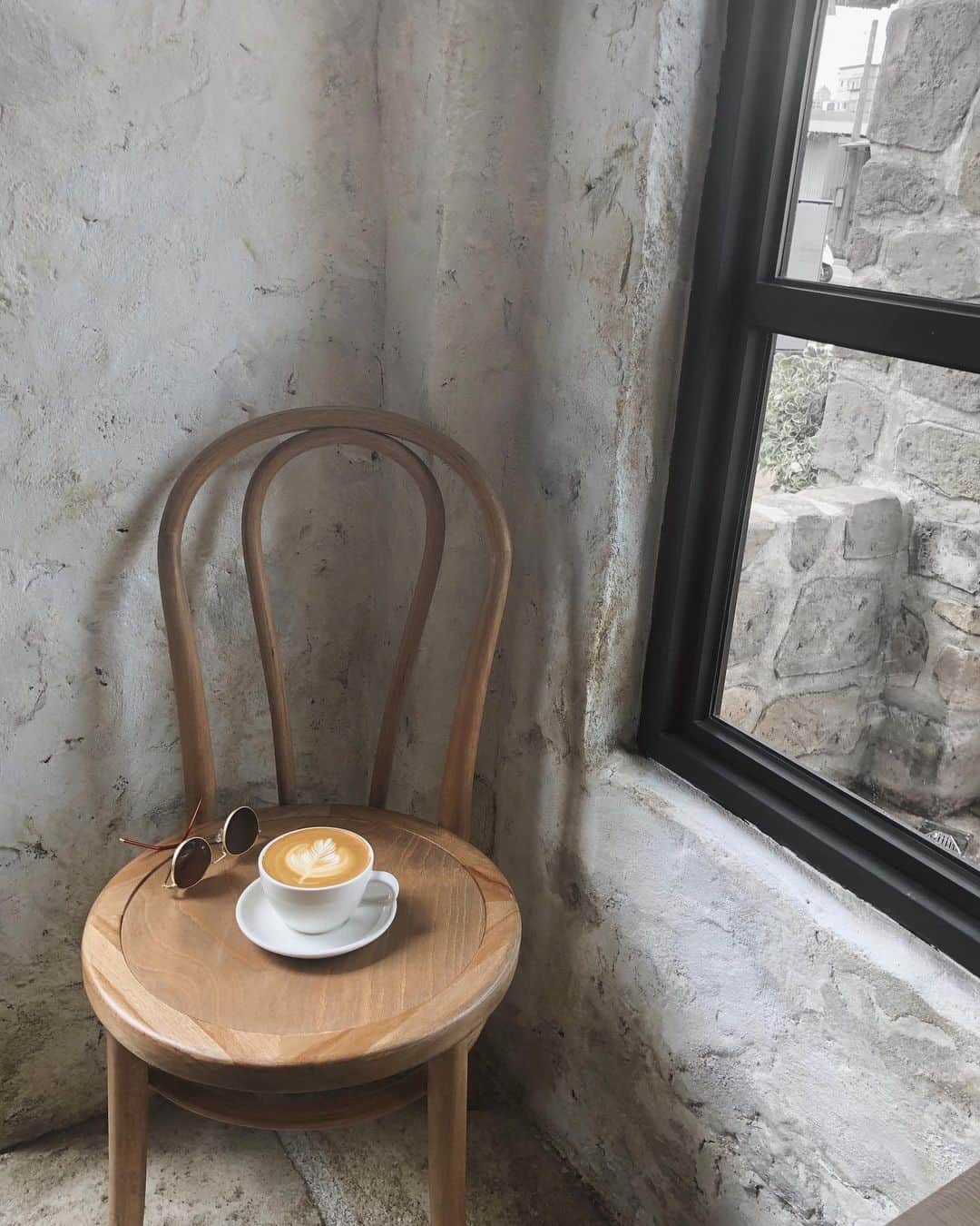 徐琁さんのインスタグラム写真 - (徐琁Instagram)「桃園的新咖啡廳☕️ 有在喝黑咖啡的孩子 很推薦點手沖 特別特別好喝啊～～～～ 我跟我媽喝了3杯😂 麵包也好吃～～～～～」7月31日 18時21分 - cos55555