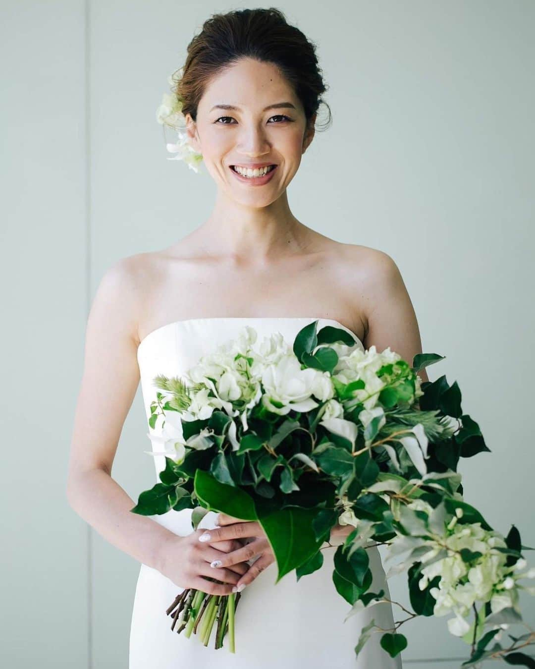 Wedding Park 公式さんのインスタグラム写真 - (Wedding Park 公式Instagram)「💐夏婚に使いたい❤️ブーゲンビリア💐﻿ ﻿ こんばんは！ハナレポ編集部のがみこです🏵﻿ ﻿ 花嫁の皆さん、ブーケで使うお花って、選ぶの大変じゃないですか？？﻿ そもそもどんなお花があるのかよくわからなかったり、このお花使いたい！と思っても、時期的に手配が難しかったり…😣﻿ ﻿ そこで、これから定期的に"季節のお花"を、開花時期や花言葉と一緒にご紹介していきます👏🌟﻿ プレ花嫁さんのブーケや装花のお花選びにお役に立てると嬉しいです💕﻿ ﻿ さて！第一回目の今回は、夏の大人リゾート婚がテーマのfujimyさんがブーケに使用したお花、ブーケンビリア💐 ﻿ お写真のお花は白と緑ですが、トロピカルカラーが印象的な南国のお花で、リゾート婚がテーマの結婚式にピッタリのお花なんです🏵﻿ ﻿ 💠開花期…5～10月﻿ 💠花の色…赤、ピンク、黄、白、紫﻿ 💠花言葉…『情熱』『あなたは魅力に満ちている』『熱心』『あなたしか見えない』﻿ ﻿ —————————————————————﻿ 👰fujimyさんのハナレポ📝﻿ https://s.weddingpark.net/hanarepo/4100/﻿ —————————————————————﻿ ﻿ fujimyさんは、"ブーケンビリアを使いたい"とお花指名でオーダーされたとのこと☺️﻿ 出来上がったブーケがイメージ以上のもので感激したそうです💕﻿ ﻿ //////////////////////////////﻿ #ウエパ と #ハナレポ をつけて﻿ 投稿して下さい❣️﻿ 素敵な投稿は @weddingpark で﻿ ご紹介させていただきます！﻿ //////////////////////////////﻿ ﻿ #ウエディングパーク #日本中の卒花嫁さんと繋がりたい #日本中のプレ花嫁さんと繋がりたい #2020春婚 #2020夏婚 #2020秋婚 #2020冬婚 #2019夏婚 #2019秋婚 #2019冬婚 #weddingpark #夏婚 #夏婚アイテム #夏婚花嫁 #結婚準備 #ワイルドブーケ #ブーケ #ブーケ迷子 #ブーケ作り #ウエディングブーケ #ウェディングブーケ #ブーケンビリア」7月31日 18時15分 - weddingpark