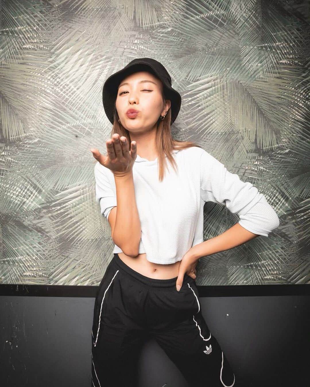 岩崎志保のインスタグラム：「@adidasrunners GLOBAL CAPTAINS WEEK 2019🔥 . FUJIROCK 4Days参戦の次の日からドイツに来てます、なかなかハード。笑 (FUJIROCKに関しては帰って落ち着いたらポストする😂) Nurnbergに世界のAR CAPTAINSが大集合！ RFTO in LAで一緒だった人もいれば、初めましてのCAPTAINSもたくさん。今回はアジア勢もいて嬉しい🥰 1週間彼らと一緒に過ごしてARについてmeetingをしたり情報交換をしたり走ったり…とにかく盛り沢山な1週間になりそう！ . 📸 : @benjamindiedering . #ARGLOBALCAPTAINSWEEK2019 #adidasRunners #CAPTAINSUMMIT」
