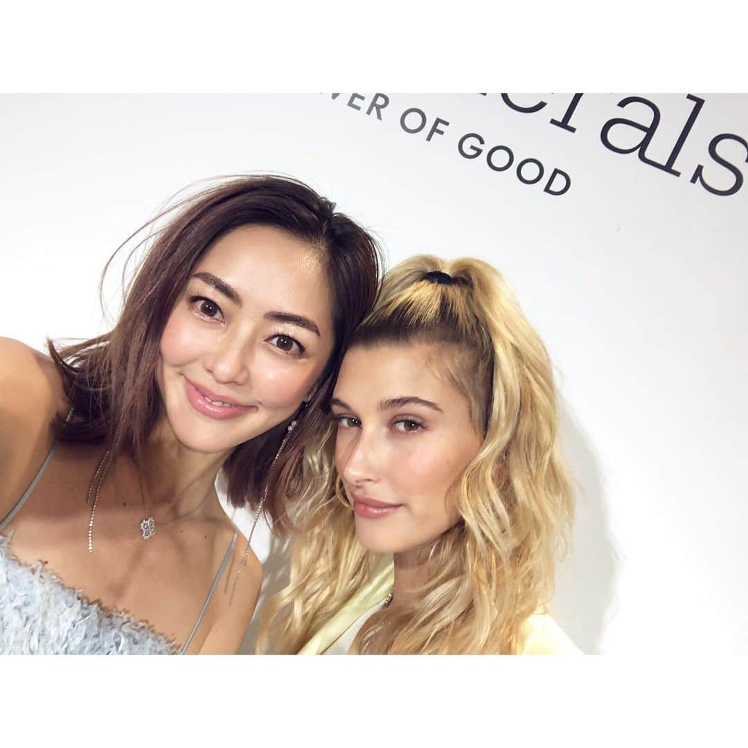 松岡李那さんのインスタグラム写真 - (松岡李那Instagram)「うふふ💙💙💙 @haileybieber とメイク教室💄 スッゴイ楽しかった🥰  ありがとう @kanako_yonezawa 💗💗💗💗 リナも金髪にしたくなった😂 #ベアミネラル #クリーンビューティー #みずごこちファンデ #うる密肌 #水感スティック #スティックファンデーション #チェジュ島 #ヘイリーボールドウィン #ヘイリービーバー」7月31日 18時16分 - linahxoxo