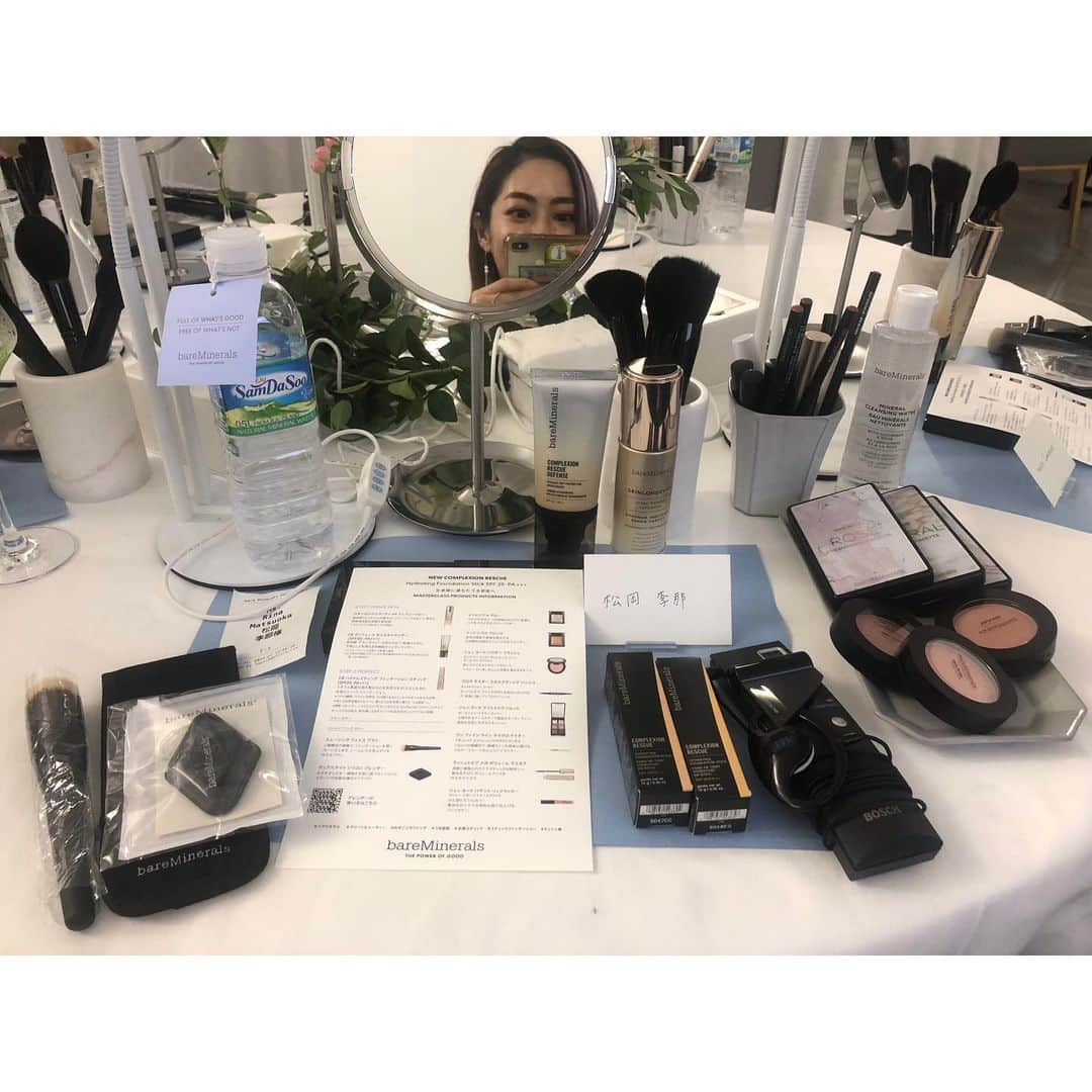 松岡李那さんのインスタグラム写真 - (松岡李那Instagram)「うふふ💙💙💙 @haileybieber とメイク教室💄 スッゴイ楽しかった🥰  ありがとう @kanako_yonezawa 💗💗💗💗 リナも金髪にしたくなった😂 #ベアミネラル #クリーンビューティー #みずごこちファンデ #うる密肌 #水感スティック #スティックファンデーション #チェジュ島 #ヘイリーボールドウィン #ヘイリービーバー」7月31日 18時16分 - linahxoxo