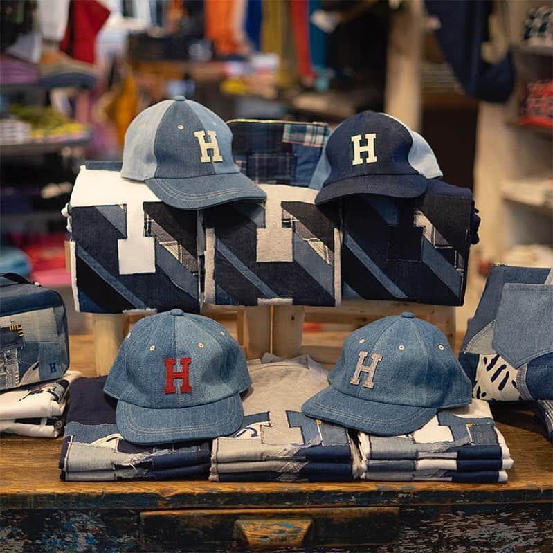 のインスタグラム：「﻿ 【H.R.REMAKE】 ﻿ ●Hワッペン BLUE DENIM BB CAP（700074721） ﻿ size：ONE﻿ ￥6,800+TAX﻿ ﻿ @hollywood_ranch_market 、@blue_blue_official 一部店舗にて、H.R.REMAKEの新作キャップが入荷しております。﻿ ﻿ #hrremake #patchwork #blueblue #ブルーブルー #hollywoodranchmarket #ハリウッドランチマーケット #seilin #聖林公司」