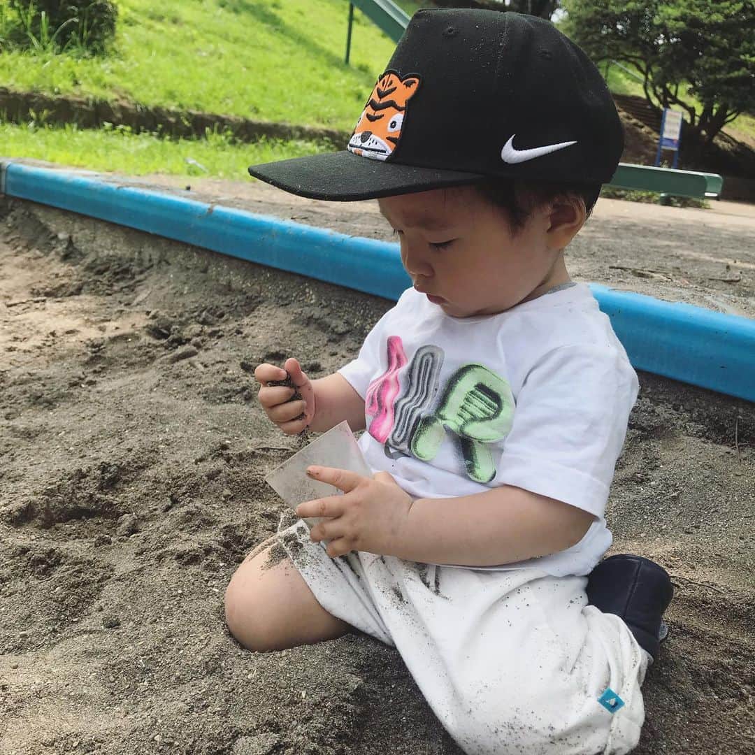愛川ゆず季さんのインスタグラム写真 - (愛川ゆず季Instagram)「こんにちは。 今日も暑くて汗だくでした。 坊っちゃんは朝の涼しめの時間に毎日公園タイム。 .  この日は、砂をひたすら集めていました。 .  赤ちゃんなのに真剣です。 . 暑いのに本当に元気すぎますね。 .  この日も公園。 .  このお洋服、 旦那さんが赤ちゃんの頃に 着ていたものだそうです😳❣️❣️❣️ . 35年も前のものなのに こんなに綺麗に保存されていて すごすぎる😳💕(もちろん旦那さんのお母さんが❣️) 世代を超えて着られる服いいですね❣️ . ファミリアのロゴも 今と違っていました😳😳😳 . 水分補給を忘れずに 乗り切りましょう^ ^ .  #男の子ママ #ファミリア #familiar」7月31日 18時23分 - aikawa_yuzuki