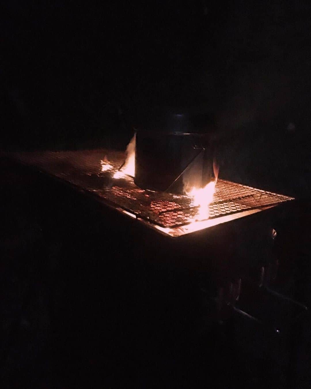 難波サキさんのインスタグラム写真 - (難波サキInstagram)「キャンプの夜💫 星空を見上げて〜 流れ星見えるかな？って…。 蛍を見つけて 川横を追いかけて…。 花火して 最後は線香花火対決。 ご飯もしっかり 炊いて…👌🏽 Jの好きな マシュマロ焼きデザート👅 テントの中で 夏休みの絵日記を🖍 なんて素敵な時間✨ #キャンプ大好き  #夏休みの思い出  #jさん_日記  #キャンプの夜の楽しみ  #北秋川自然休暇村」7月31日 18時25分 - sakinanba