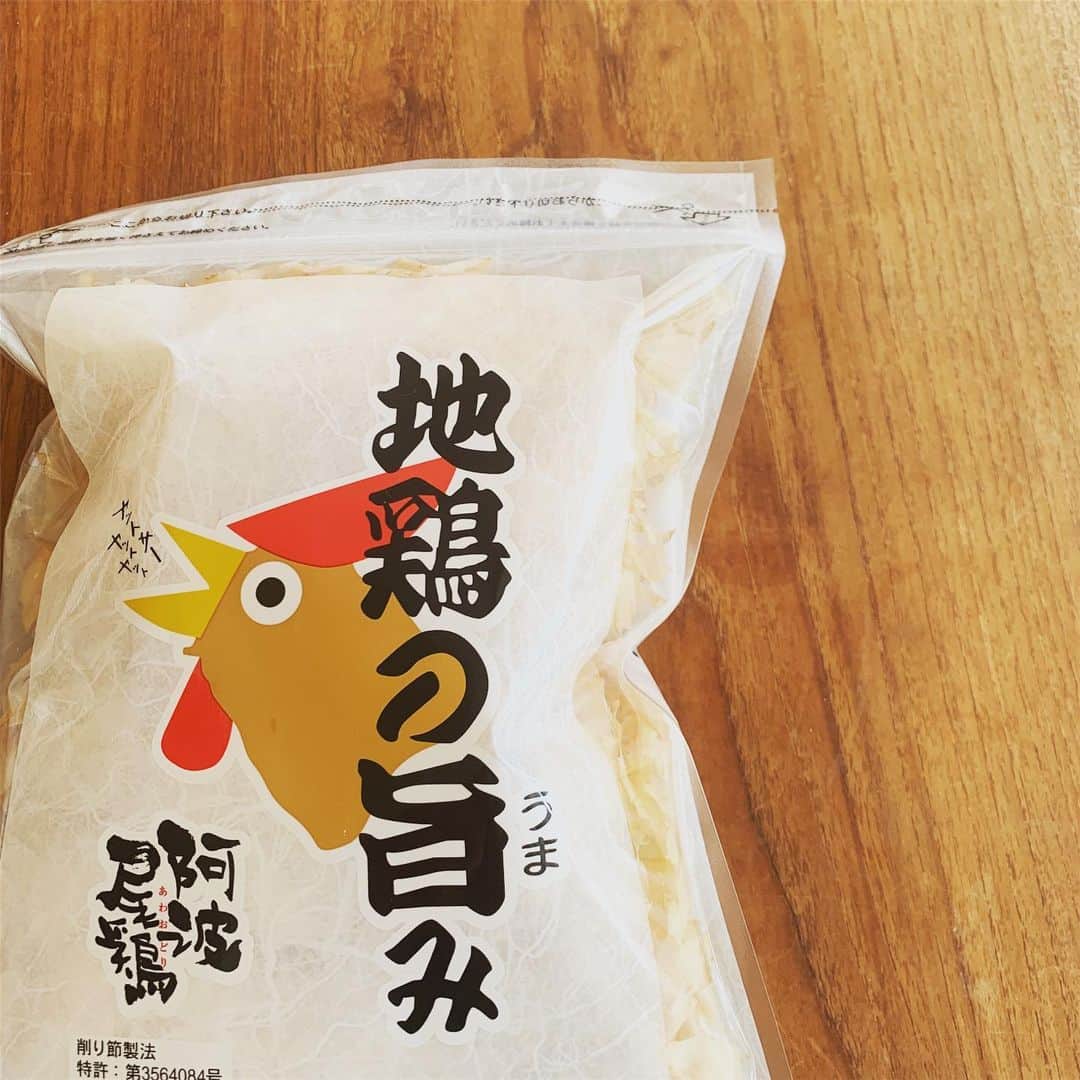 ワタナベマキさんのインスタグラム写真 - (ワタナベマキInstagram)「かつお節ならぬ「鶏節」を発見！ むね肉をかつお節のように削ったもので、かつお節のように鶏出汁をとるらしい。 徳島物産展にて。 徳島県では、普通のことなのかな？？」7月31日 18時27分 - maki_watanabe