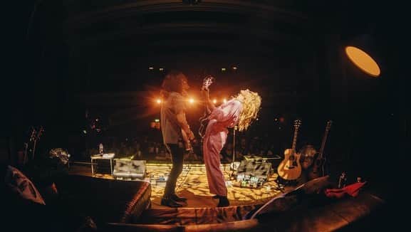 トーライ・ケリーのインスタグラム：「last night was epic. london, thank you for making the show so special♥️ it was honestly an emotional one for me but in the best way. love you guys so much」