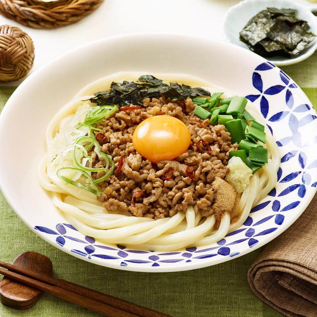 テーブルマークさんのインスタグラム写真 - (テーブルマークInstagram)「【台湾まぜうどん　卵黄のせ】 . 唐辛子の効いた甘辛な肉みそとパンチのある薬味が刺激的！パワーの出るうどんレシピで夏バテを吹き飛ばしましょう！ だし粉が無い場合はかつお節を手でもんで細かくしたものをかけるとより本格的な風味になります♪ . ▼材料（1人分） ❁冷凍うどん：1玉 ❁豚ひき肉：100g ❁にんにく（みじん切り）：1/2かけ ❁鷹の爪（輪切り）：１本分 ❁サラダ油：小さじ１ ❁焼肉のたれ（市販）：大さじ２ ［A：めんつゆだれ］ ❁めんつゆ（3倍濃縮）：大さじ１ ❁しょうゆ：大さじ1/2 ❁ごま油：小さじ１ ［B］ ❁卵黄：１個分 ❁にら（１cm長さに切る）：１本（約10g） ❁長ねぎ（小口切り）：1/4本 ❁にんにく（すりおろし）：少々 ❁刻みのり：適量 ❁だし粉（またはもんで細かくしたかつお節）：適量 . ▼下準備 ・冷凍うどんはレンジで加熱しておく ・［A］を混ぜ合わせてたれを作る . ▼作り方 ①フライパンにサラダ油とにんにくを入れて熱する油 . ②香りがたってきたら、豚ひき肉、鷹の爪を加えて炒める . ③豚肉に火が通ったら、焼肉のたれで調味する . ④器にうどんを盛り付けて、③と［B］をのせ、めんつゆだれをかけて召し上がれ . #うどん #udon #冷凍うどん #さぬきうどん #冷凍さぬきうどん #うどん部 #うどん好き #レシピ #おうちごはん #簡単レシピ #時短料理 #アレンジレシピ #まぜそば #台湾風 #夏うどん #夏ごはん #夏レシピ #夏バテ防止 #lunchtime #デリスタグラム #instafood #foodstagram #instadelish #今日のごはん #今日の晩御飯 #TableMark #テーブルマーク」7月31日 18時28分 - tablemark_jp