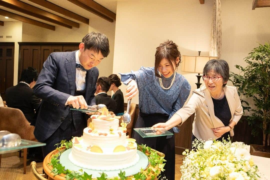 オードヴィーウェディング【名古屋・結婚式場】 さんのインスタグラム写真 - (オードヴィーウェディング【名古屋・結婚式場】 Instagram)「【#オードヴィー花嫁 】 【#edvwedding】をつけて投稿&フォローしてね♥UPしていただいた方はオードヴィーの公式インスタでご紹介♪ ~・~・~・~・~・~・~・~・~・~・~・~・ ウェディングケーキのデコレーションは ゲストの皆様に☆ 皆様の愛で包まれた世界に一つだけの ケーキですね☆ ~・~・~・~・~・~・~・~・~・~・~・~・ The Opera(名駅)  Le timbre(栄)  moitie moitie(伏見)  Rapport(長久手)  Farm&(半田)  MEDI(笹島)  glycine(八事) ~・~・~・~・~・~・~・~・~・~・~・~・ オー・ド・ヴィー  ウェディングサロン  10:00-19:00(火曜定休)  Tel:0120-758-422  http://eau-de-vie.co.jp/ .~・~・~・~・~・~・~・~・~・~・~・~・ #幸せのカタチ  #栄 #ルタンブル #結婚式に自由を #結婚式 #名古屋結婚式  #結婚式コーデ #名古屋 #日本中のプレ花嫁さんと繋がりたい  #ウエディングニュース#卒花嫁 #プレ花嫁  #レストランウエディング#花嫁準備  #東海プレ花嫁 #marry花嫁#dressy花嫁  #2019秋婚 #令和婚 #ウェディングフォト #プラコレ #ハナコレ #結婚式準備 #しあわせのレシピ #おしゃれ花嫁  #全国のプレ花嫁さんと繋がりたい」7月31日 18時38分 - eaudevie_wedding.edv