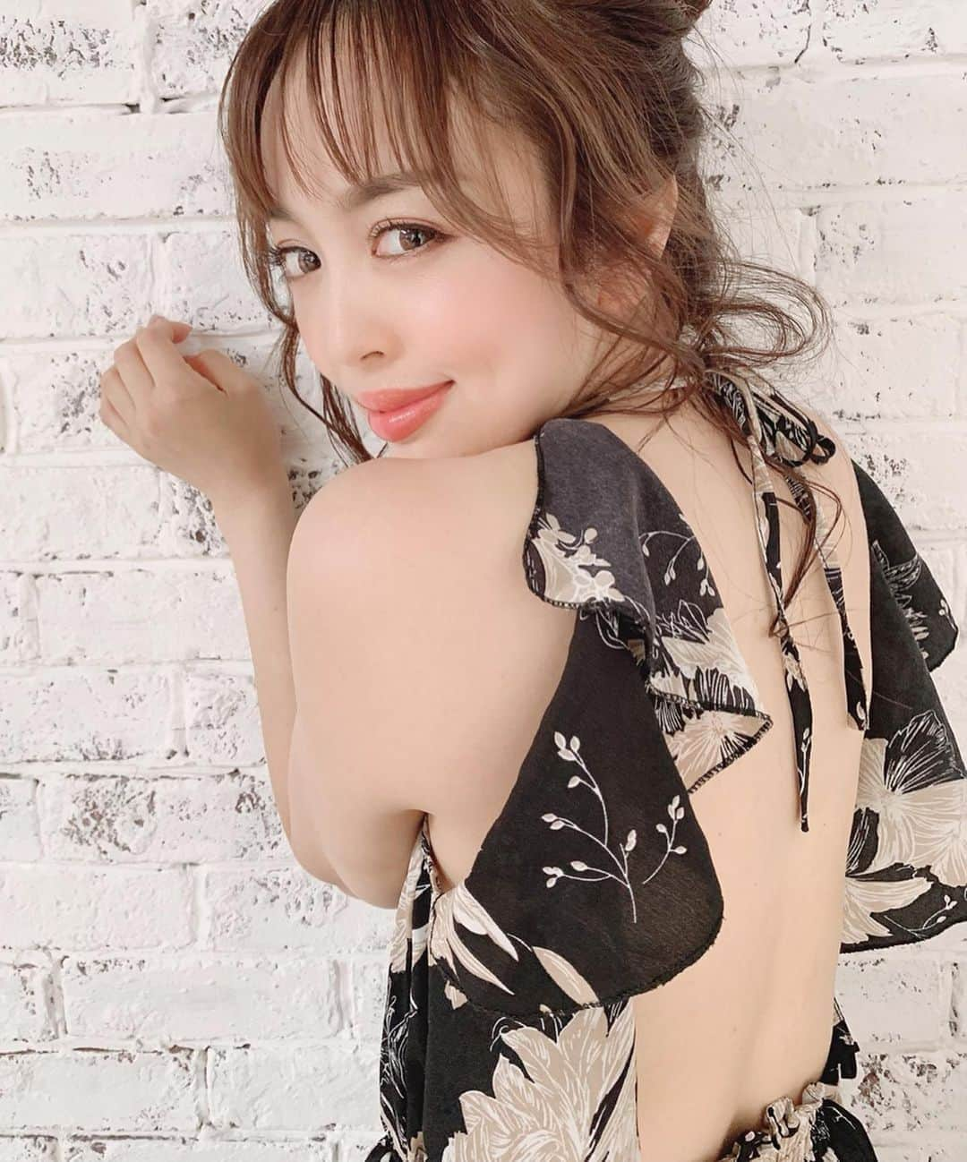 板橋瑠美さんのインスタグラム写真 - (板橋瑠美Instagram)「初♡ Body ピーリング✨﻿ ﻿ ﻿ ﻿ ﻿ 背中の空いたワンピースや﻿ 水着など、﻿ ﻿ 背中を出すことが多くなってくるこの季節♡﻿ ﻿ ﻿ ﻿ 背中は自分じゃケアできないから、﻿ 前から興味があって((((･´ω`･))))﻿ ﻿ ﻿ ルアナアイナで背中ケアてきたよー☻💓﻿ ﻿ ﻿ このワンピはゆうかちゃんに誕生日プレゼントでもらった﻿ ﻿ @smile_u.tokyo のです^_^﻿ ﻿ ﻿ この涼しげなワンピースは、﻿ 海やプールに大活躍しそうだなぁ( ⌒⃘ ◞ ˙̫̮ ◟ ⌒⃘ ) ♡﻿ ﻿ ﻿ 汗が溜まるし、届かないから不衛生になりやすい場所だし、﻿ この時期だからこそ、定期的に通わなきゃって思いました♡﻿ ﻿ ﻿ @luana_aina_tokyo_byjbaa  ありがとうございました💓」7月31日 18時32分 - rumi_official_0616