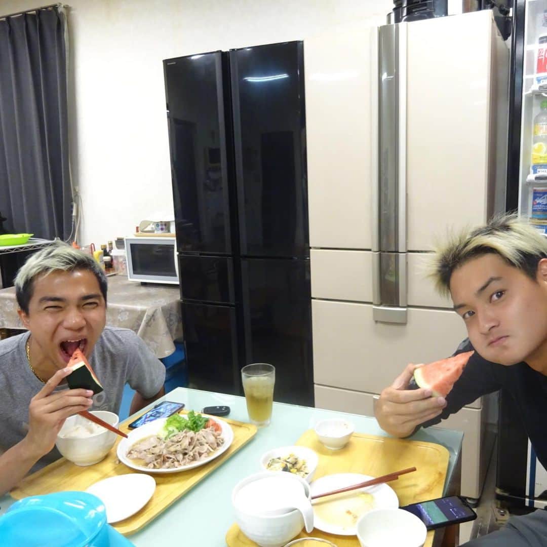 のインスタグラム：「しまふく寮の食卓テーブルや靴箱を作っていただいた中田さんよりしまふく寮へでんすけスイカをいただきました🍉  練習後のランチと夜ご飯にみんなでおいしくいただきました。  練習後の疲れた体にでんすけスイカのみずみずしさが体の中からクールダウンしてくれます😊  中田さん。いつもありがとうございます。  ごちそうさまでした🍉  しまふく寮ごはん🏠  #consadole  #consadole #consadole #コンサドーレ #jleague #ｊリーグ #soccer #サッカー #しまふく寮通信	 #食育 #食トレ #アスリートごはん #身体づくり #JAグループ北海道 #ゆめぴりか #みんなのよい食親善大使 #よつ葉 @yotsuba_milkproducts_official #北海道ぎょれん #町村農場 #アスリートフードマイスター #松浦沙耶花 #昼ごはん #夜ごはん #献立 #定食 #ランチ #レシピ #料理 #栄養 #栄養バランス #consadole #consadole #コンサドーレ #jleague #ｊリーグ #soccer #サッカー #しまふく寮通信	 #食育 #食トレ #アスリートごはん #身体づくり #JAグループ北海道 #ゆめぴりか #みんなのよい食親善大使 #よつ葉 @yotsuba_milkproducts_official #北海道ぎょれん #町村農場 #アスリートフードマイスター #松浦沙耶花 #昼ごはん #夜ごはん #献立 #定食 #ランチ #レシピ #料理 #栄養 #栄養バランス」