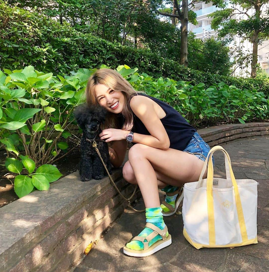 月本えりさんのインスタグラム写真 - (月本えりInstagram)「暑い🥵  シリはビーントートで移動🐶👜 昼間、歩けないからつまんないよね🥺 #ootd #outfit #fashion #summer #tanktop #denimshorts #denim #teva #sandals #tiedye #llbean #totebag #boatandtote #madeinusa #dog #☀️ #🐶」7月31日 18時41分 - eritsukimoto