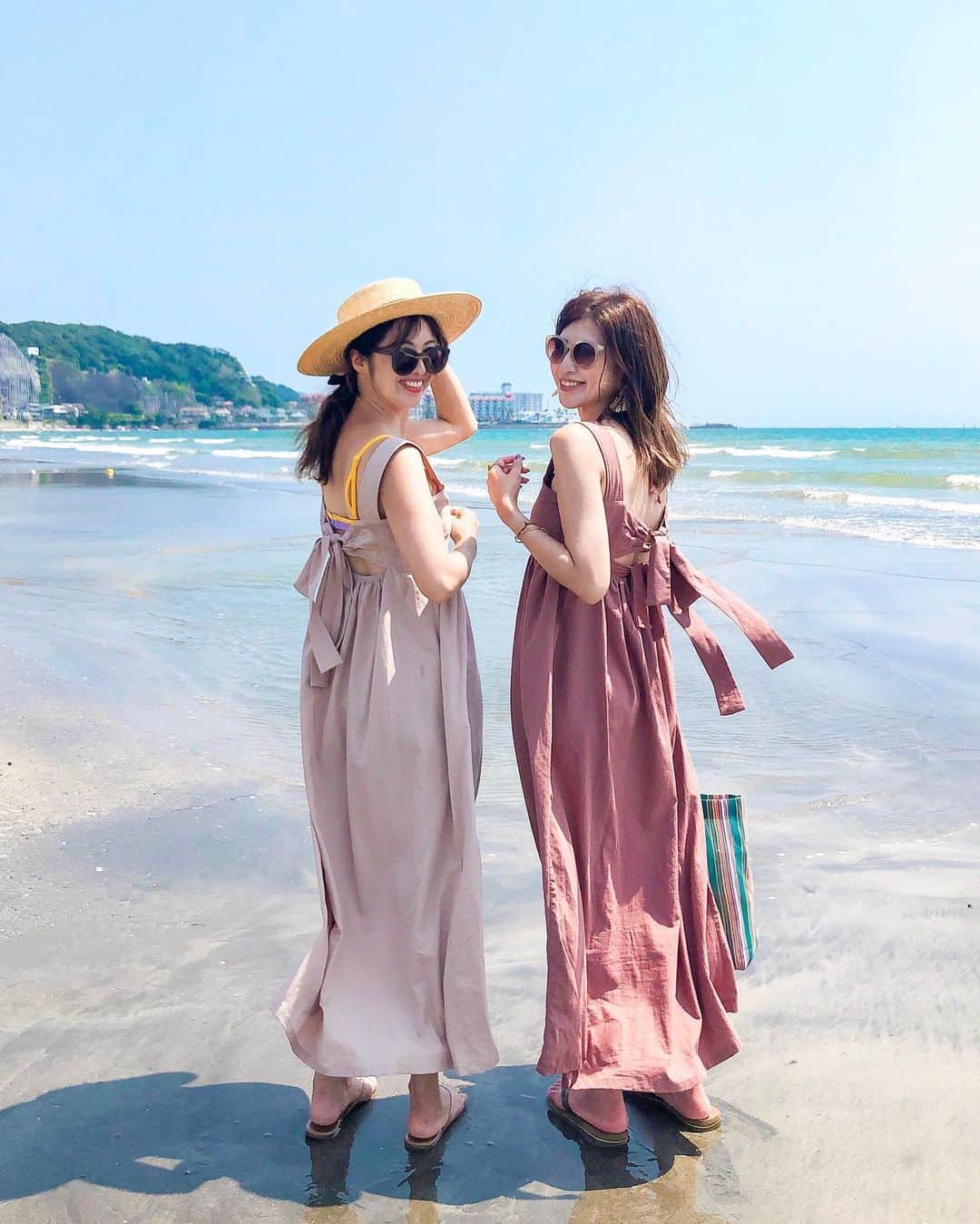 のインスタグラム：「・ 今日は @manamisotayuta @yoka1124 と材木座海岸に親子で行ってきたよー🌊 ・ 陽射しが強くて日焼けしてヒリヒリする😂 まなちゃんと @titivatejp のワンピで#双子コーデ ✨ ・ 今日も楽しかった😊 子供たちも楽しかったみたい✨ 夏休み満喫してるな♬ ・ ・ bag @marni  #ふたごコーデ#リンクコーデ #お揃いコーデ#リゾートコーデ#ワンピース#海コーデ#ママコーデ#大人カジュアルコーデ#シンプルコーデ#夏コーデ#大人カジュアル#きれいめカジュアル#きれいめコーデ#タビジョ#海好きな人と繋がりたい #鎌倉#titivate#ハワイアナス#30代コーデ#旅行コーデ #tkees#marni#ootd#genic_mag#locari#mineby3mootd」