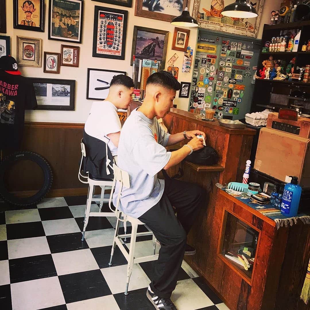 のインスタグラム：「••• @localbarber_hirakawa のカット後のコーヒーは格別です☕️✨ そしてこの @localbarber_hirakawa らしいスキンフェードは秀抜です💇‍♂️✨是非一度足を運んでみてください💈  Repost from @localbarber_hirakawa . ••• DRESSKIN🎩 Men's grooming online store🤵🏻 https://dresskin.com ⇨プロフィールからご覧ください👀 🌏For international customer ⇨https://global.dresskin.com ••• #localbarberhirakawa #deucegrease #dresskin #cosmetics #mensgrooming #pomade #barber #barbershop  #ローカルバーバーヒラカワ #デュースグリース #コーヒー #スキンフェード #格別 #ドレスキン#メンズコスメ #メンズグルーミング #美容男子 #シェアコスメ #グルーミング #身嗜み #バーバーショップ #バーバースタイル #フェード #ポマード」