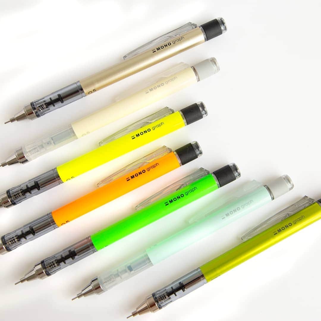 トンボ鉛筆さんのインスタグラム写真 - (トンボ鉛筆Instagram)「シャープペン「モノグラフ」全26色並べてみました！ さらに、ピンク・赤系、ブルー系、黄色・緑系、モノクロでもズラリ✨  お気に入りのカラーが見つかりますように🙆‍♂️ . 写真に映っているモノグラフのラインナップはこちら↓ ・モノカラ― ・ベーシックカラー５色 ・メタルカラー３色 ・ネオンカラー６色 ・パステル６色 ・グリップ５色（モノカラ―も入れて）  簡単な見分け方と気になる芯径ですが、、、 蛍光色→ネオン(ブルー/ピンク/イエローは0.3もあり) パステル→パステルカラー(0.5のみ) グリップ→黒いグリップ付き(0.5のみ) ゴールド/シルバー/明るい黒→メタル(0.5のみ) それ以外の色→ベーシック(0.5/0.3両方あり) です◎ . . . #トンボは勝ち虫 #mono消し #mono消しゴム #モノ消し #モノ消しゴム #トンボ鉛筆 #文房具 #文具 #文具好き #文房具好きな人と繋がりたい #ぶんぼうぐ #文房具好き #文具好きさんと繋がりたい #勉強垢 #勉強アカウント #大人の勉強垢 #筆箱の中身 #勉強 #instastudy #勉強垢さんと繋がりたい #勉強垢さんと仲良くなりたい #受験生 #モノグラフ #monograph #stationery #stationerylove #tombowpencil #stationerydesign #stationeryaddict #colorfully」7月31日 18時45分 - tombowpencil