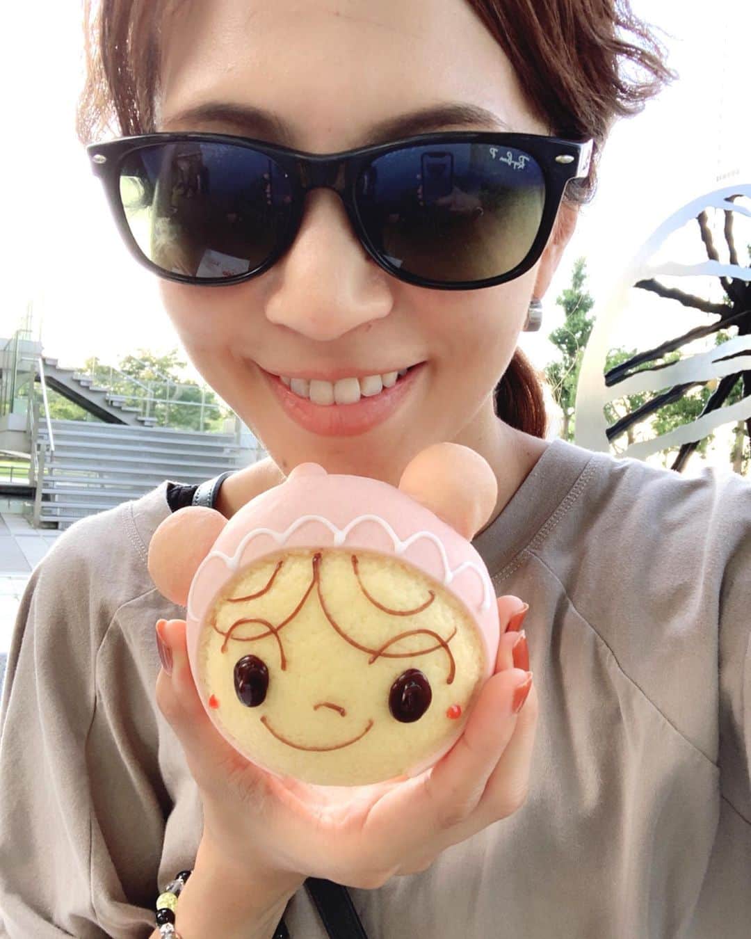 のインスタグラム：「せっかくの横浜！ということで、アンパンマンミュージアムまで足を伸ばしました😊✨ 時間がなかったので、一階を少し見たらパン屋に直行❤️❤️❤️無事に買えました😊⭐️ アンパンマンてなんでこんなにかわいいの😍❤️みんながアンパンマンの世界みたいに、ニコニコできたらいいなぁ✨アンパンマン好きになってくれて嬉しい❤️ #instagood #アンパンマン #アンパンマンミュージアム」