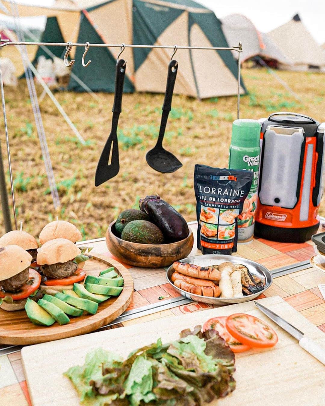 のインスタグラム：「・ ・ @coleman_japan 主催の"the Coleman Camp"に 参加してきました🏕🌲 #キャンプ飯 ハンバーガー作ったょ🍔😋 ・ ・ #キャンプ#キャンプ女子#アウトドア#アウトドア女子#コーヒー#珈琲#moaning#Camp#outdoor#ソトアソビ#mountain_world#キャンプ用品#キャンプしたい#キャンプ好き #アウトドア好き#キャンプ好きな人と繋がりたい#キャンプ好きと繋がりたい#コールマン#Coleman#summer#Lifestyle#嬬恋#無印良品カンパーニャ嬬恋キャンプ場#群馬県#traveler#travel#BBQ#バーベキュー#キャンプ仲間募集中」