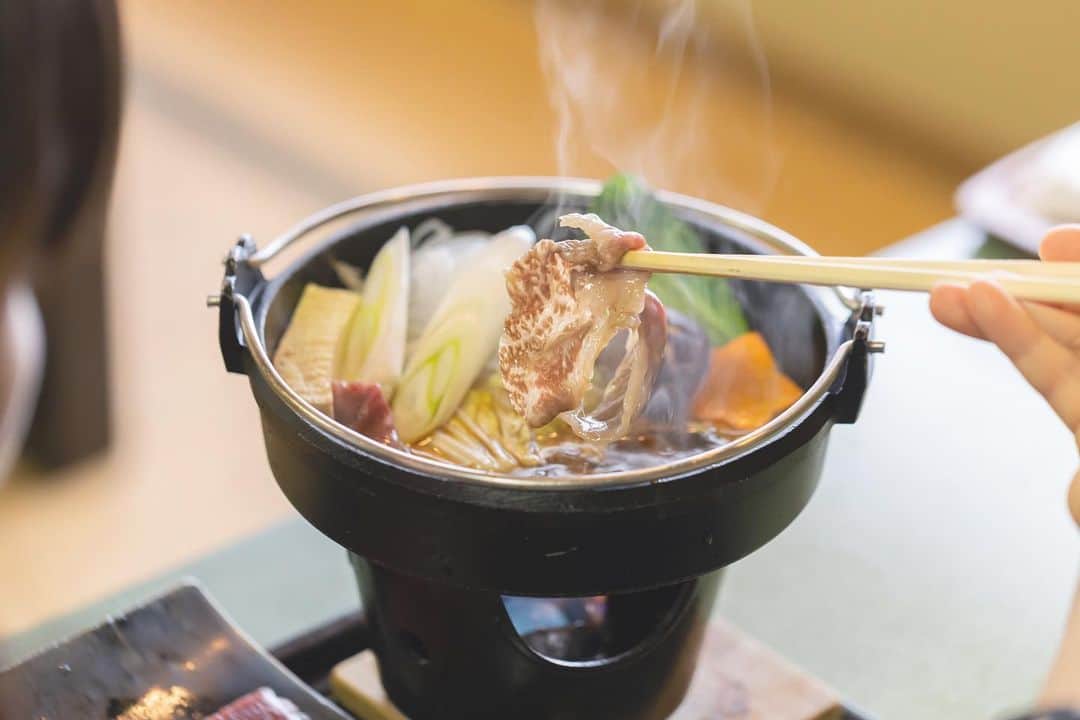 東北女子さんのインスタグラム写真 - (東北女子Instagram)「. #猊鼻溪 周遭美食─#前澤牛 . 之前介紹過山形米澤牛，這次來吃吃看岩手的前澤牛😍 前澤牛的口感較為柔軟， 配上日式壽司燒的料理方式恰恰好✨✨ . #和風れすとらん #牛の里 📍交通：從JR #前沢站 徒步5分鐘 📍營業：11:00-20:00 📍價格：前澤牛套餐3500円～ . #日本東北  #東北 #岩手 #牛肉 #日本美食 #肉 #日本自助 #東北之旅 #日本食 #日本牛肉 #岩手好好玩 #japan_food #iwate  #iiiwate #日本牛 #節旅 #行くぜ東北 #東北女子travel #前沢牛 #日本好吃  #tohoku」7月31日 18時53分 - tohoku_girl_official