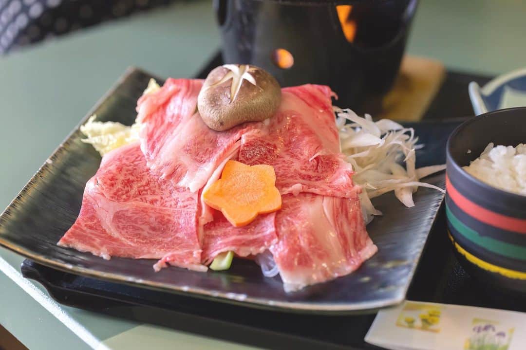 東北女子さんのインスタグラム写真 - (東北女子Instagram)「. #猊鼻溪 周遭美食─#前澤牛 . 之前介紹過山形米澤牛，這次來吃吃看岩手的前澤牛😍 前澤牛的口感較為柔軟， 配上日式壽司燒的料理方式恰恰好✨✨ . #和風れすとらん #牛の里 📍交通：從JR #前沢站 徒步5分鐘 📍營業：11:00-20:00 📍價格：前澤牛套餐3500円～ . #日本東北  #東北 #岩手 #牛肉 #日本美食 #肉 #日本自助 #東北之旅 #日本食 #日本牛肉 #岩手好好玩 #japan_food #iwate  #iiiwate #日本牛 #節旅 #行くぜ東北 #東北女子travel #前沢牛 #日本好吃  #tohoku」7月31日 18時53分 - tohoku_girl_official