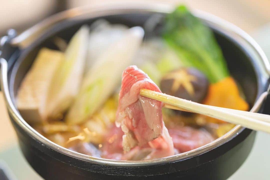 東北女子さんのインスタグラム写真 - (東北女子Instagram)「. #猊鼻溪 周遭美食─#前澤牛 . 之前介紹過山形米澤牛，這次來吃吃看岩手的前澤牛😍 前澤牛的口感較為柔軟， 配上日式壽司燒的料理方式恰恰好✨✨ . #和風れすとらん #牛の里 📍交通：從JR #前沢站 徒步5分鐘 📍營業：11:00-20:00 📍價格：前澤牛套餐3500円～ . #日本東北  #東北 #岩手 #牛肉 #日本美食 #肉 #日本自助 #東北之旅 #日本食 #日本牛肉 #岩手好好玩 #japan_food #iwate  #iiiwate #日本牛 #節旅 #行くぜ東北 #東北女子travel #前沢牛 #日本好吃  #tohoku」7月31日 18時53分 - tohoku_girl_official