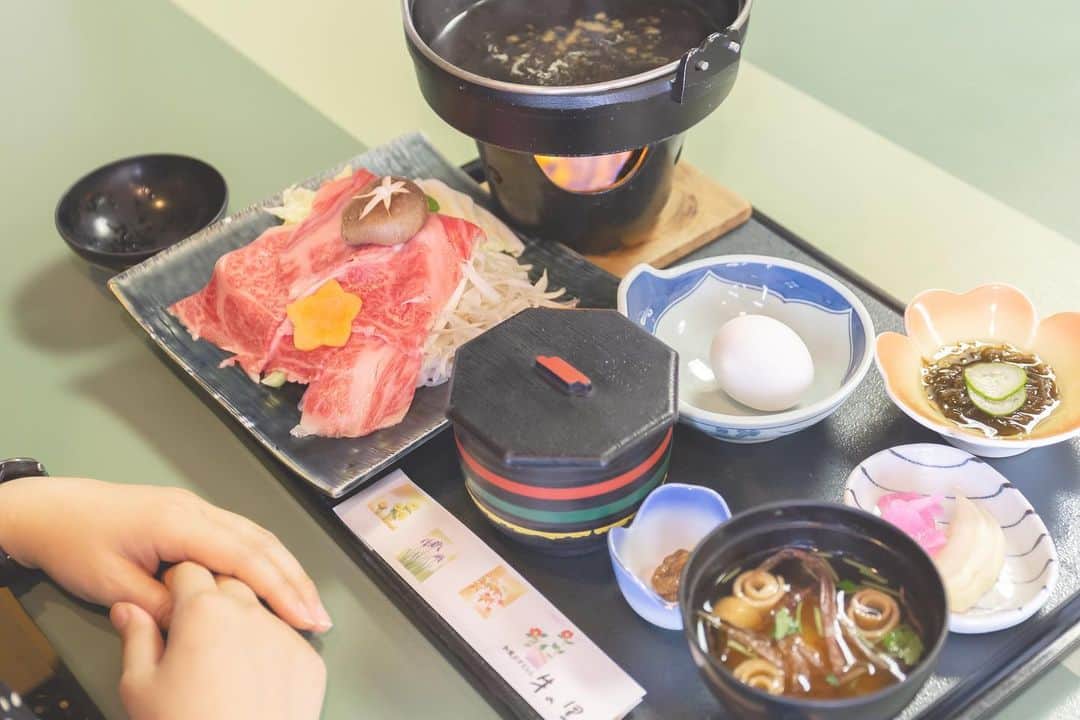 東北女子さんのインスタグラム写真 - (東北女子Instagram)「. #猊鼻溪 周遭美食─#前澤牛 . 之前介紹過山形米澤牛，這次來吃吃看岩手的前澤牛😍 前澤牛的口感較為柔軟， 配上日式壽司燒的料理方式恰恰好✨✨ . #和風れすとらん #牛の里 📍交通：從JR #前沢站 徒步5分鐘 📍營業：11:00-20:00 📍價格：前澤牛套餐3500円～ . #日本東北  #東北 #岩手 #牛肉 #日本美食 #肉 #日本自助 #東北之旅 #日本食 #日本牛肉 #岩手好好玩 #japan_food #iwate  #iiiwate #日本牛 #節旅 #行くぜ東北 #東北女子travel #前沢牛 #日本好吃  #tohoku」7月31日 18時53分 - tohoku_girl_official