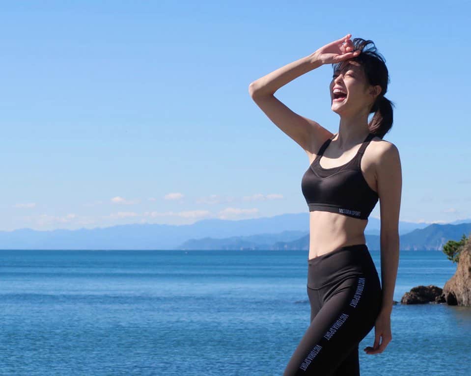 小林涼子さんのインスタグラム写真 - (小林涼子Instagram)「. 焼けちゃう焼けちゃう と言いながらもパワーチャージ 裸足で歩いて 太陽浴びて ☀️ #ジム  #トコ旅 #ヨガ #トレーニング女子 #ワークアウト#くびれ #ボディケア #beauty #yoga #bodymake #gym #training #gymgirl #workout #personaltraining #몸스타그램 #몸만들기」7月31日 18時55分 - ryoko_kobayashi_ryoko