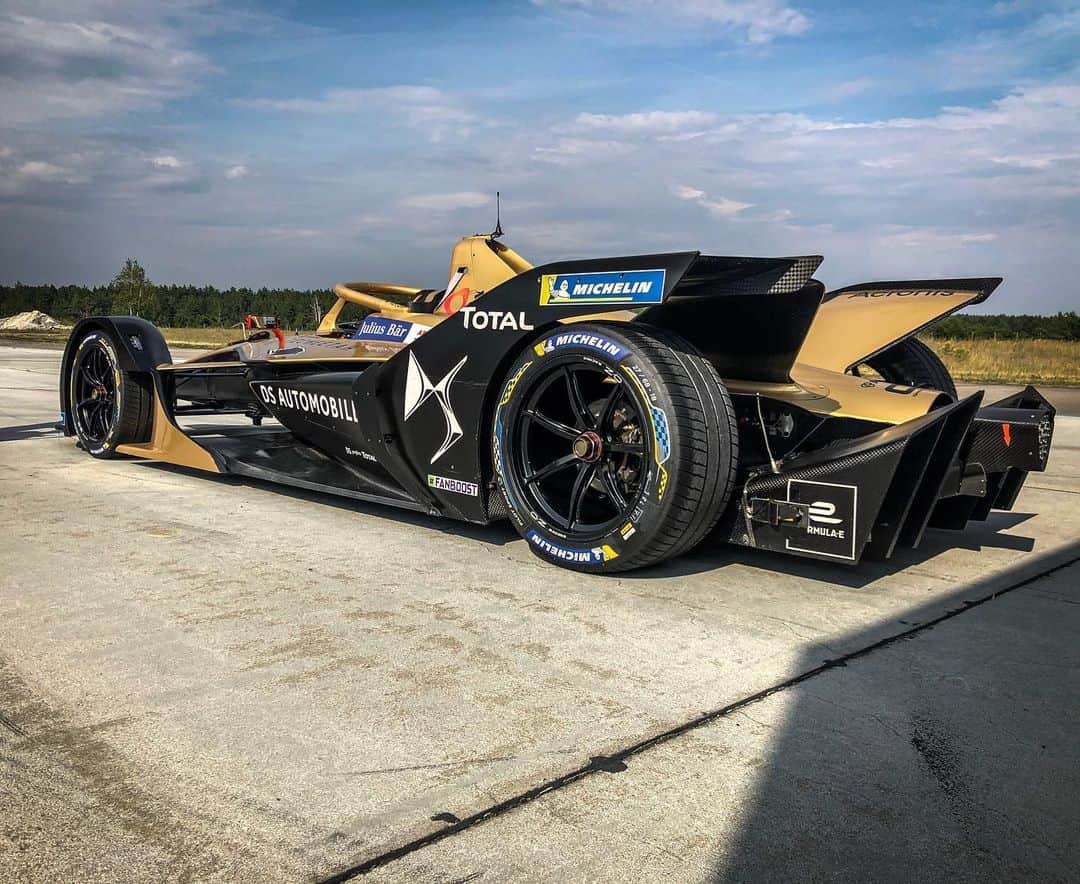 ジェームズ・ロシターのインスタグラム：「World Champions never rest... Great test pushing hard for season 6. Now off to Japan for Super GT this weekend 👊🏼」
