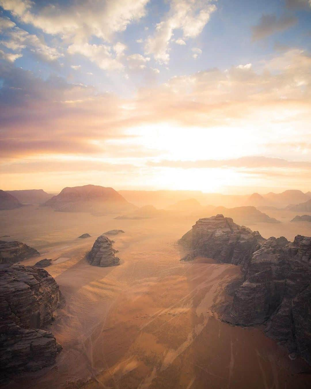 Canon Photographyさんのインスタグラム写真 - (Canon PhotographyInstagram)「Mars on earth  With this collection @davide.anzimanni presents you his favorite place in the world, Wadi rum Desert. Can you guess why he didn’t wanna leave? #canon_photos #jordan」7月31日 18時57分 - cpcollectives